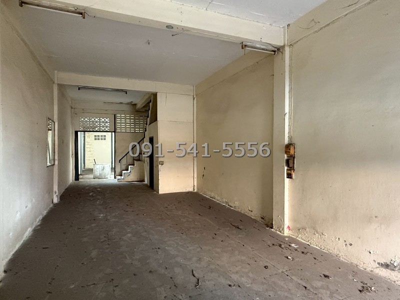 ขายตึกแถว 3 ชั้น เนื้อที่ 21.5 ตร.ว ริมถนน ซ.นนทบุรี46 ถ.สนามบินน้ำ ห้องโถงขนาดใหญ่ทั้งด้านหน้าและด้านหลังทุกชั้น