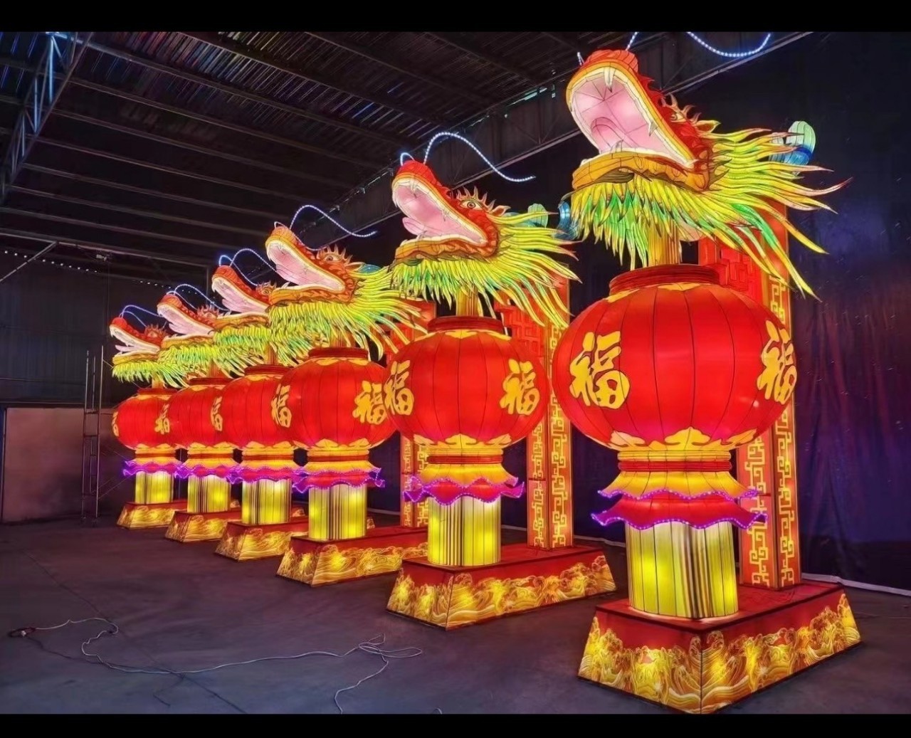 ภาพตัวอย่างเสาโคมตรุษจีนประดับหัวมังกร เฉดสีสันทองแดงรับทรัพย์ รับโชค แต่งเติมบรรยากาศอันเป็นสิริมงคลในเทศกาลตรุษจีน ทางร้านยินดีมอบบริการสุดประทับใจ พร้อมให้บริการคุณลูกค้าทั่วประเทศ สนใจสอบถามเพิ่มเติมติดต่อ 0948945557 ฝ่ายบริการลูกค้า By Sarin Bangkok
