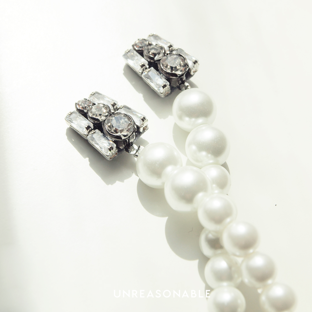 ต่างหูมุกยาว สีขาวมุก ต่างหูคลิป ต่างหูก้านเงินแท้ น้ำหนักเบา สวยใส่สบาย UA0921-01 Unreasonable Accessories