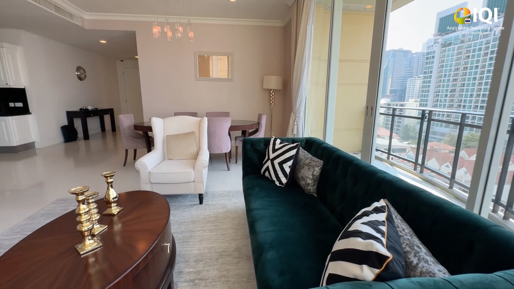 ขายด่วน! Condo Royce Private Residences คอนโดหรูใจกลางสุขุมวิท ใกล้ BTS และ MRT อโศก เพียง 950 เมตร Royce Private Residences สุขุมวิท 31 พื้นที่กว้างขวาง 176 ตร.ม. เทียบเท่าบ้านเดี่ยว บนทำเลกลาางเมือง เหมาะสำหรับครอบครัวที่ต้องการพื้นที่ใช้สอยกว้างขวาง 3