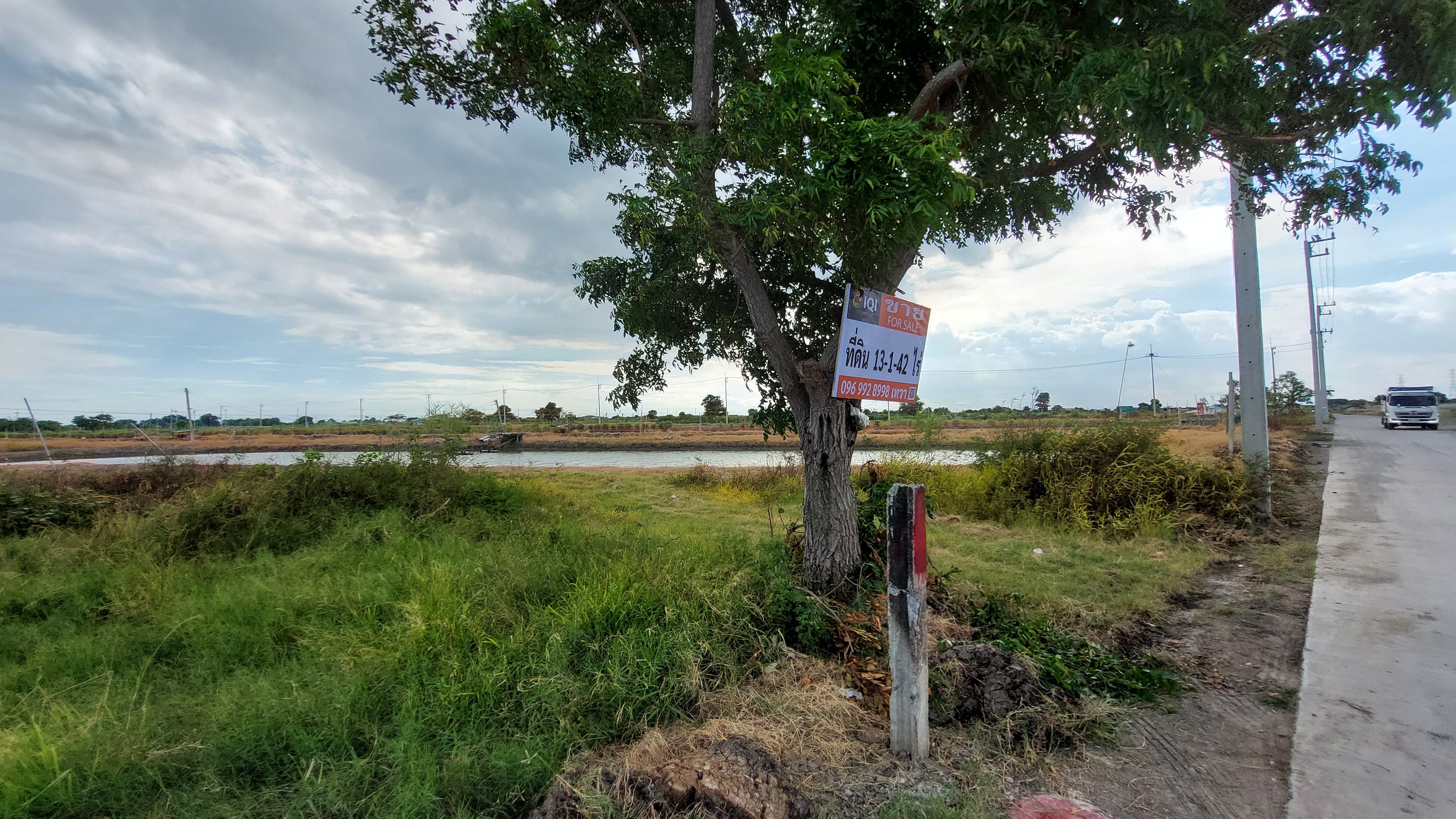 ขายที่ดิน 13-1-42 ไร่ หอมศิล ต.บางเกลือ อ.บางปะกง จ.ฉะเชิงเทรา ที่ดินแปลงสวย หน้าถนนคอนกรีต หลังติดคลองบางครกเหมาะทำร้านอาหาร, ร้านกาแฟ บ่อตกปลา เลี้ยงกุ้ง เลี้ยงปลา ทำการเกษตร หรือที่อยู่อาศัยริมน้ำ