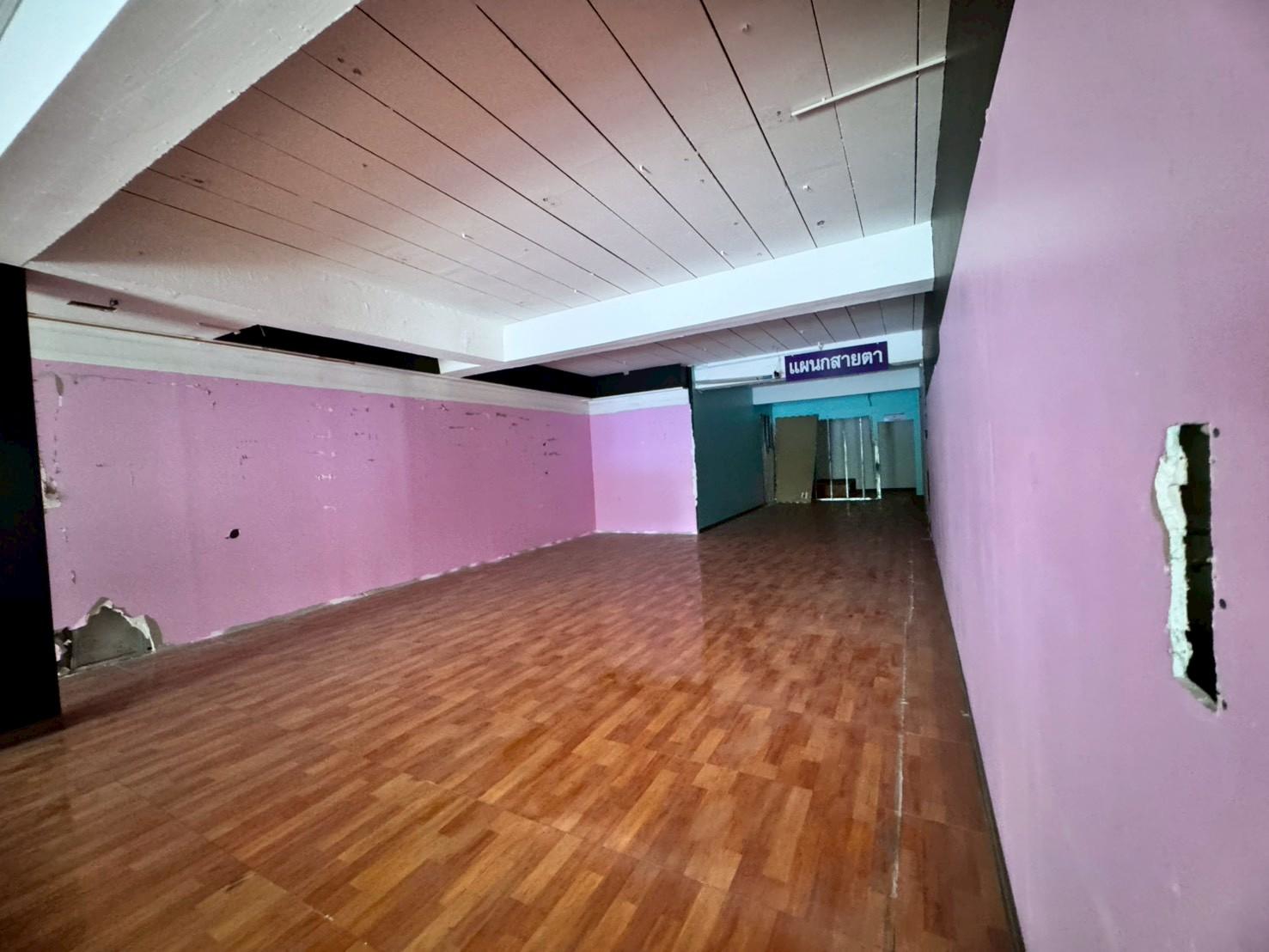 ให้เช่าพื้นที่สำนักงาน ชั้น 1 และชั้นลอย อาคารโล่งสวย ติดถนนรามคำแหง (N.1920)