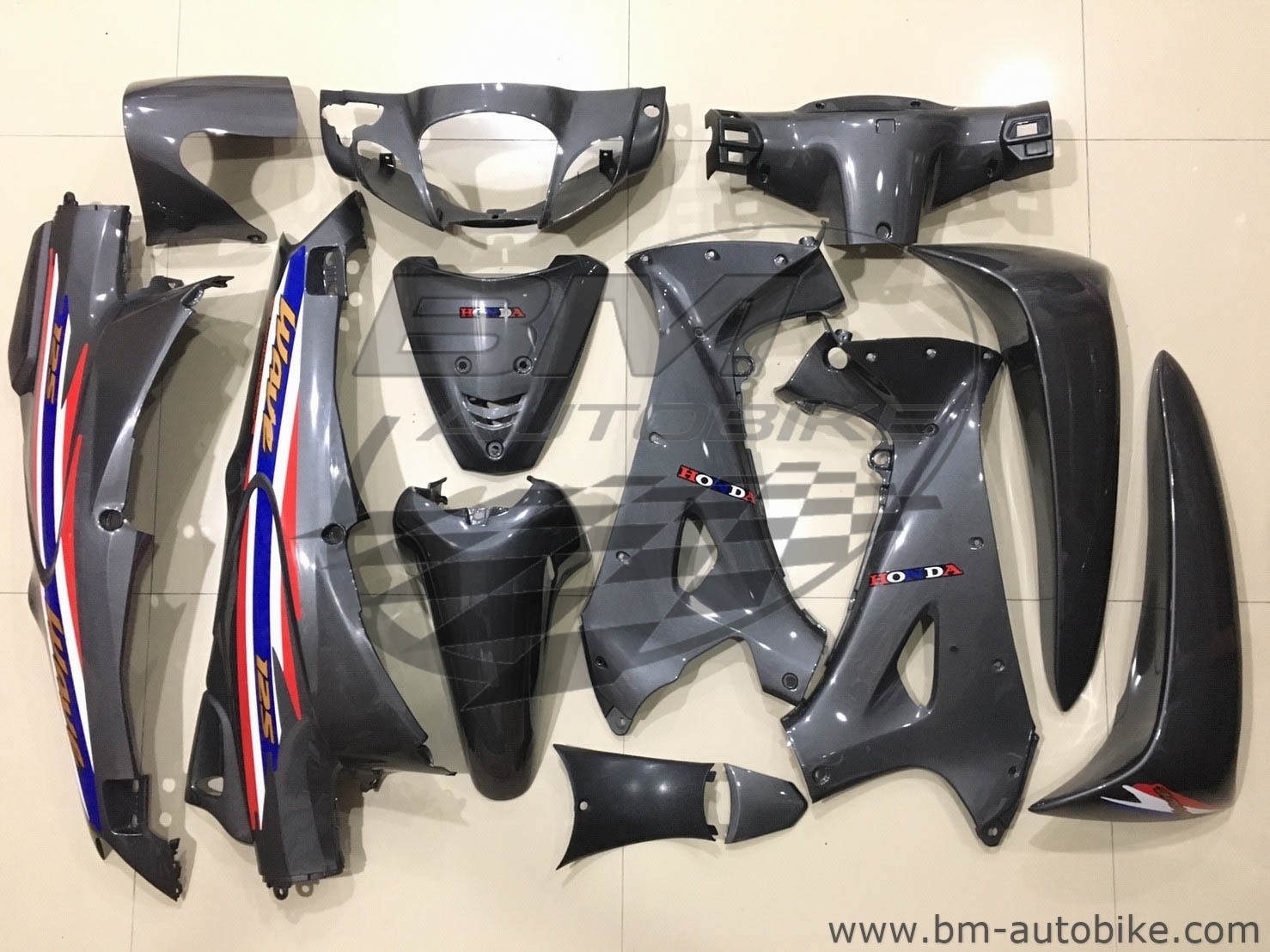 ชุดสี WAVE 125S + อกไก่ เทาA11กุญแจกลม ลายธงชาติ 4,500 กรัม