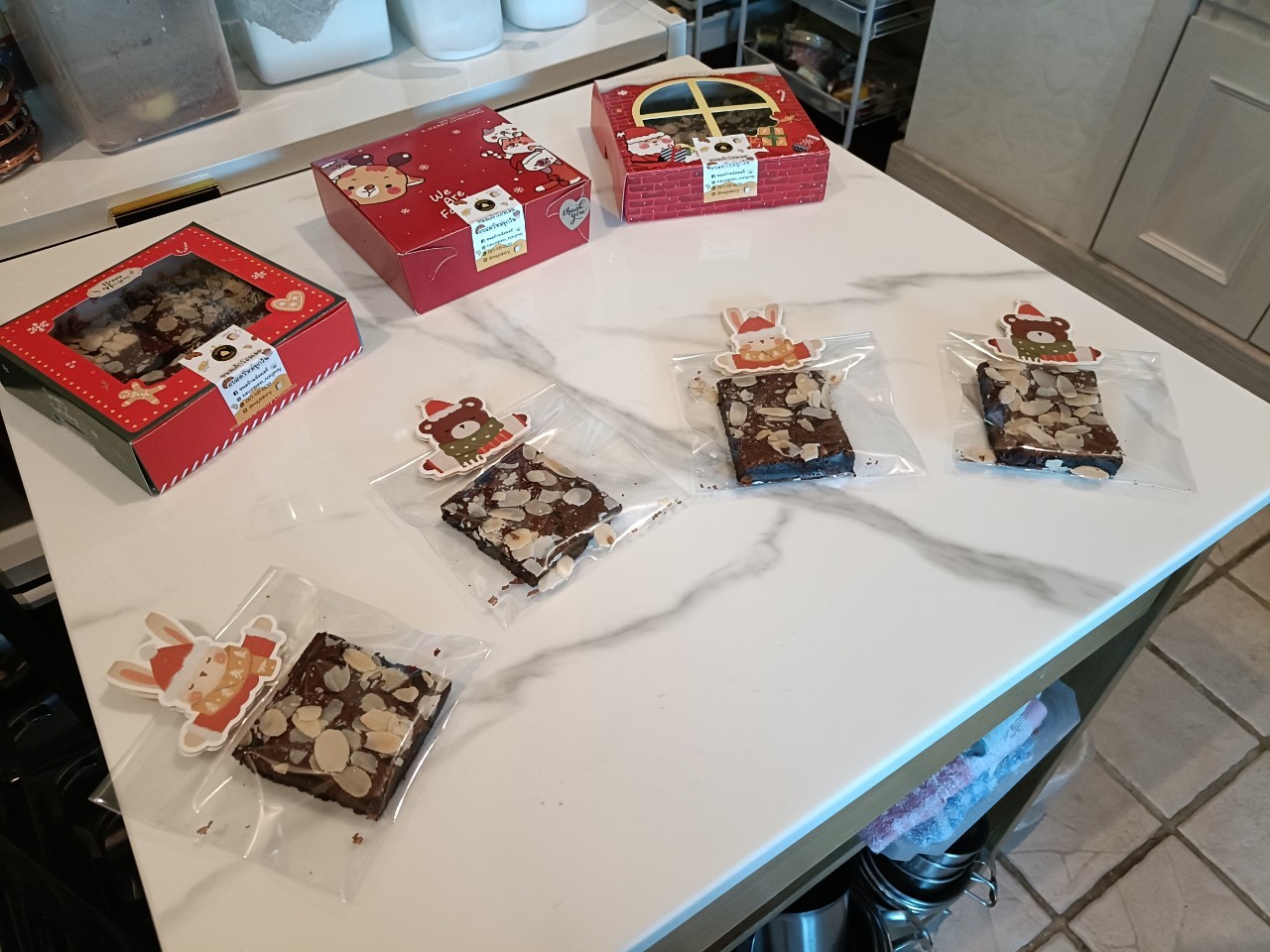 บราวนี่แพคเกจคริสมาสต์ ตกแต่งด้วยอัลมอนด์สไลด์ กล่องละ4ชิ้น ทำจากชอคโกแลตแท้57.9%/ขายแยกชิ้น