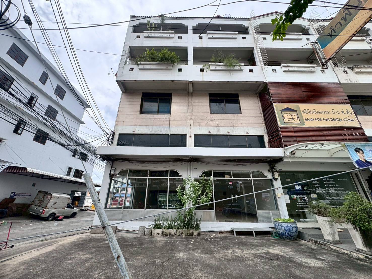 ให้เช่าอาคารพาณิชย์หลังมุม 2 คูหา 4 ชั้น ถนนอุดมสุข ทำเลดี (N.1865)