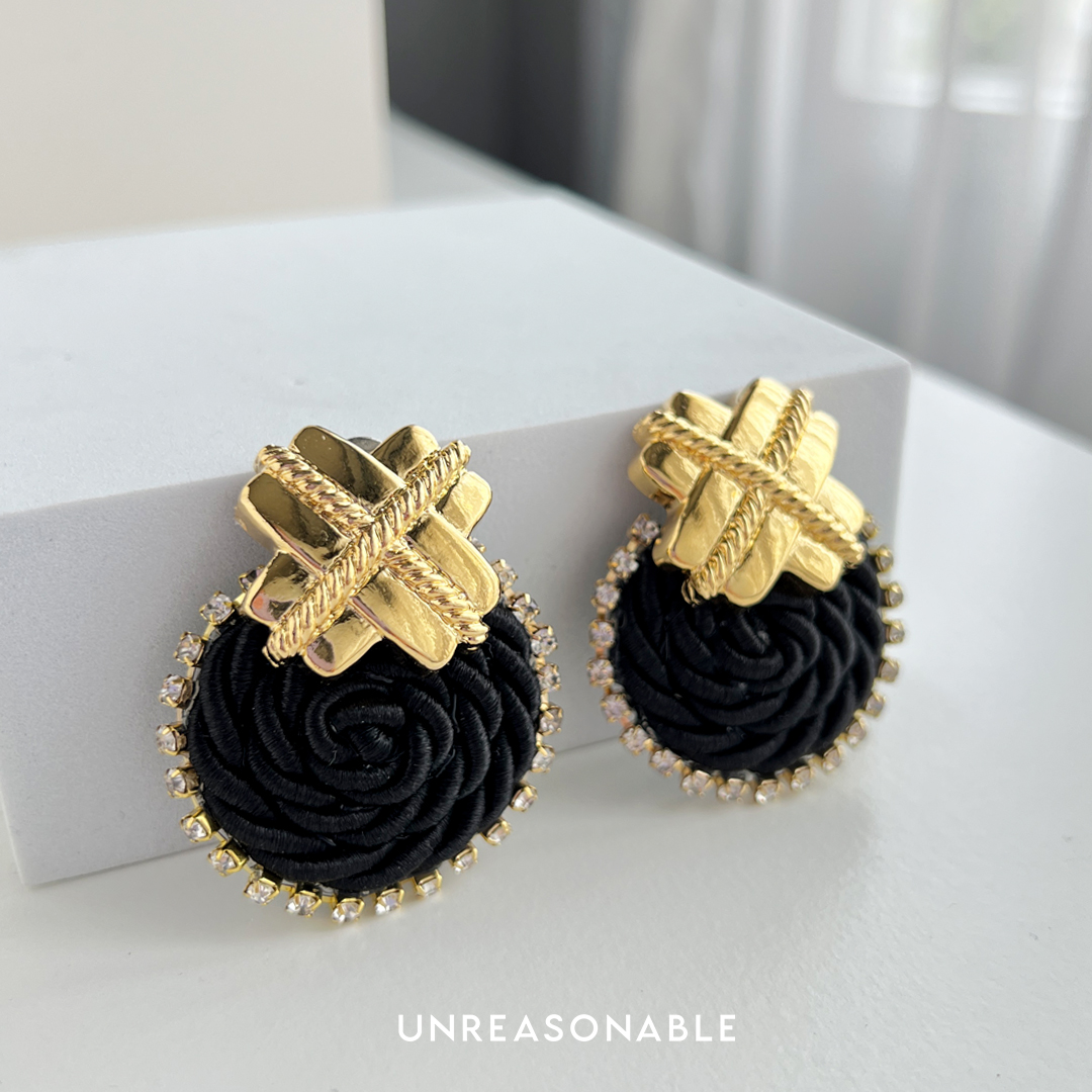 ต่างหูเชือกสีดำ ต่างหูคลิป ต่างหูก้านเงินแท้ น้ำหนักเบา UA0954-01 Unreasonable Accessories