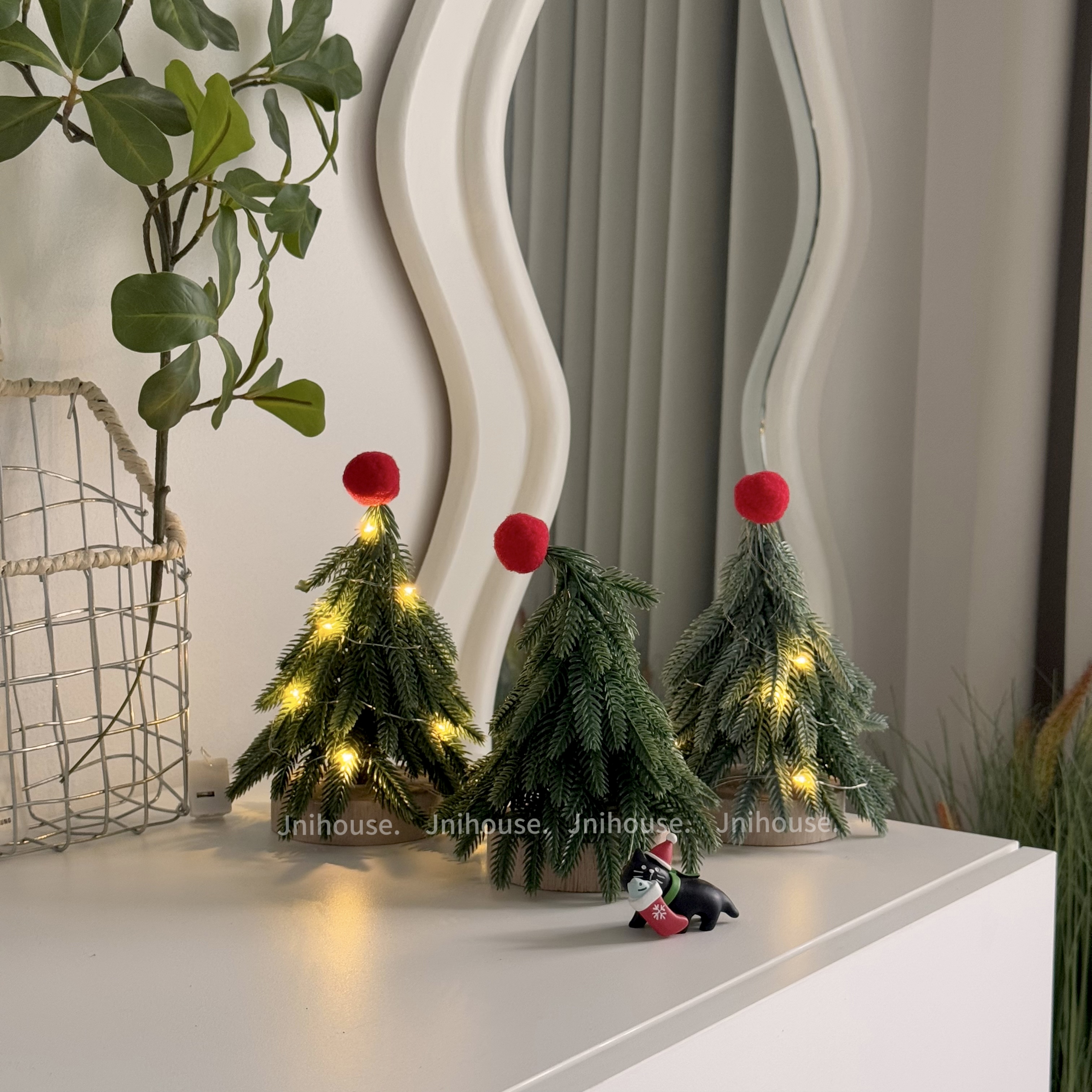 [พร้อมส่ง] Jnihouse : Little Christmas Tree (ต้นคริสต์มาสเล็ก+บอลแดง+ไฟประดับ)