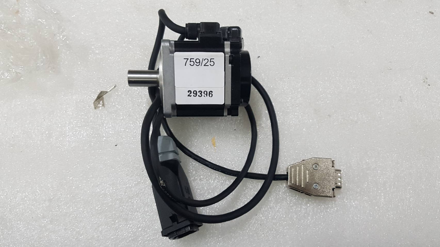 SERVO MOTOR " SANYO DENKI " MODEL : R2AA06020FXH11M