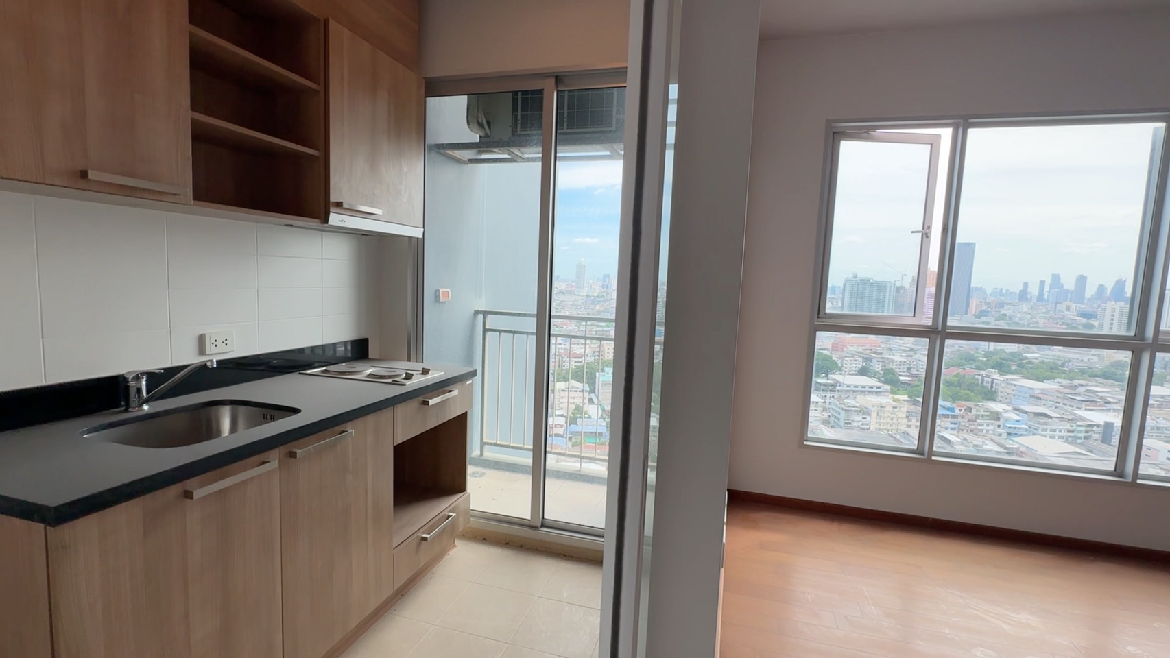 ขาย Hive Sathorn (ไฮฬ์ สาทร คอนโด) ชั้น 23 ขนาดห้อง 70 ตร.ม. บนทำเลติด BTS สถานีกรุงธนบุรี ซึ่งปัจจุบันเป็นจุดเปลี่ยนรถไฟฟ้าสายสีทอง