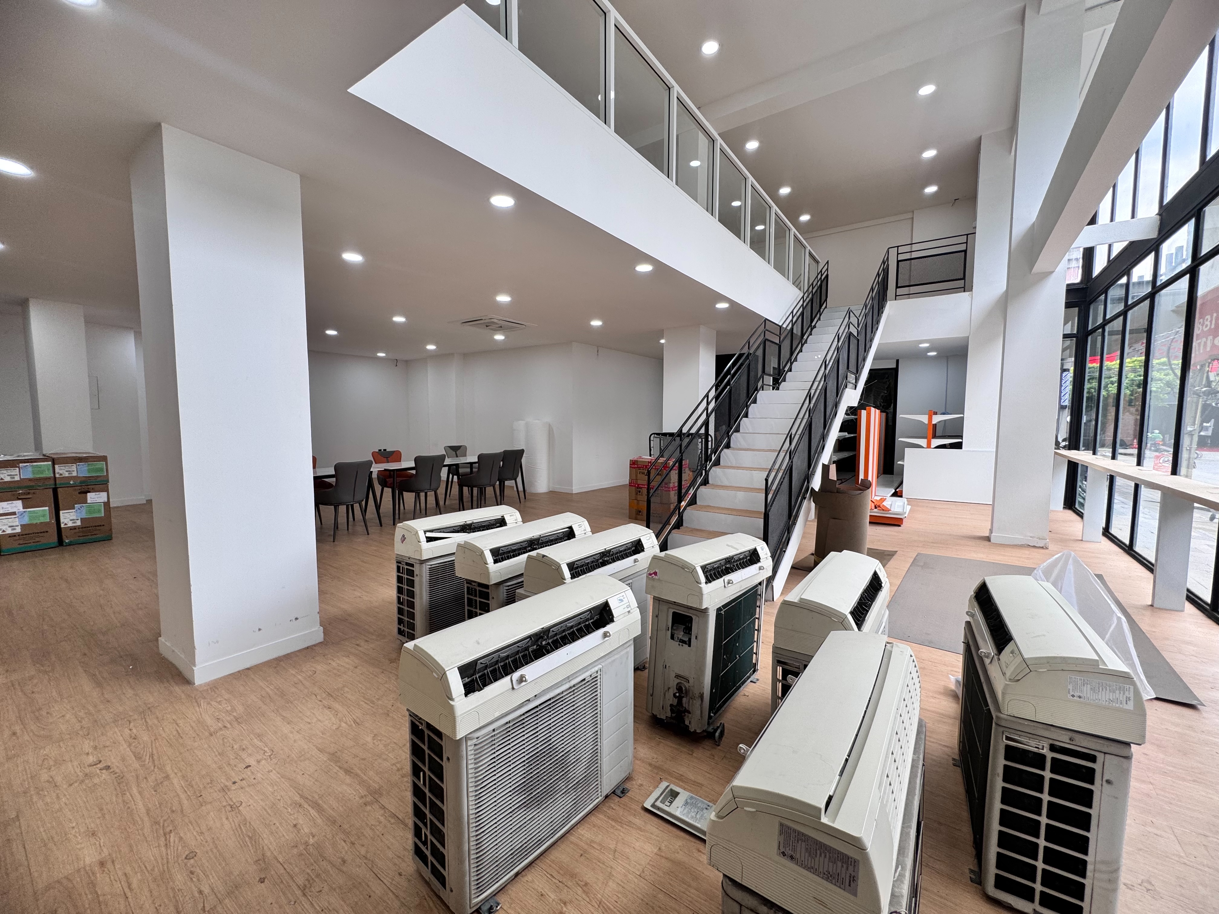 ให้เช่าพื้นที่ ชั้น 1 และชั้นลอย ทำเลเอกมัย ใกล้ BTS เอกมัย (N.1222)