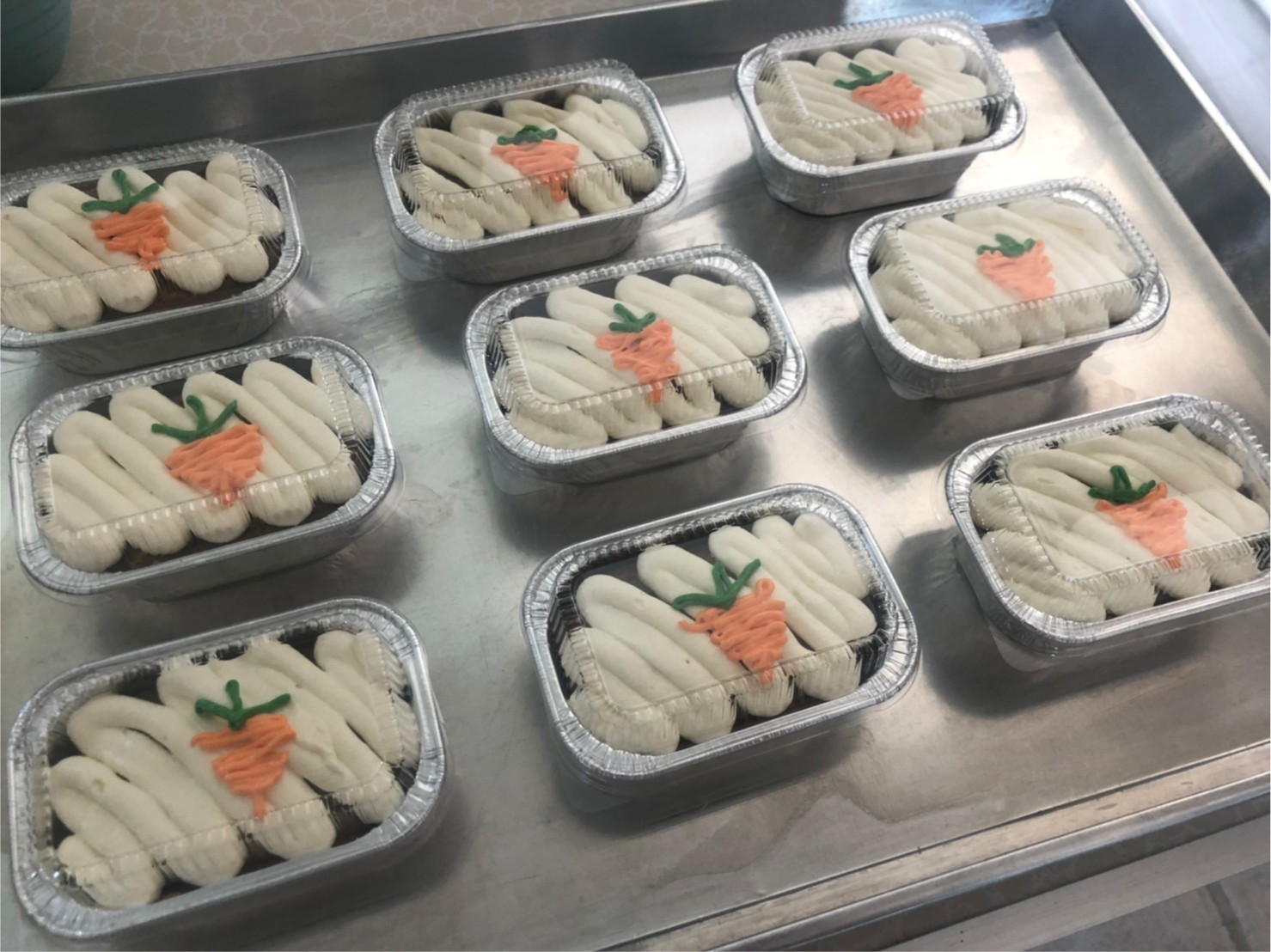 เค้กแครอทครีมชีสฟรอสติ้ง เต็มไปด้วยทอปปิ้งถั่วพีแคน ลูกเกด แครอท ตกแต่งด้วยครีมชีสฟอรสติ้งหวานอมเปรี้ยว