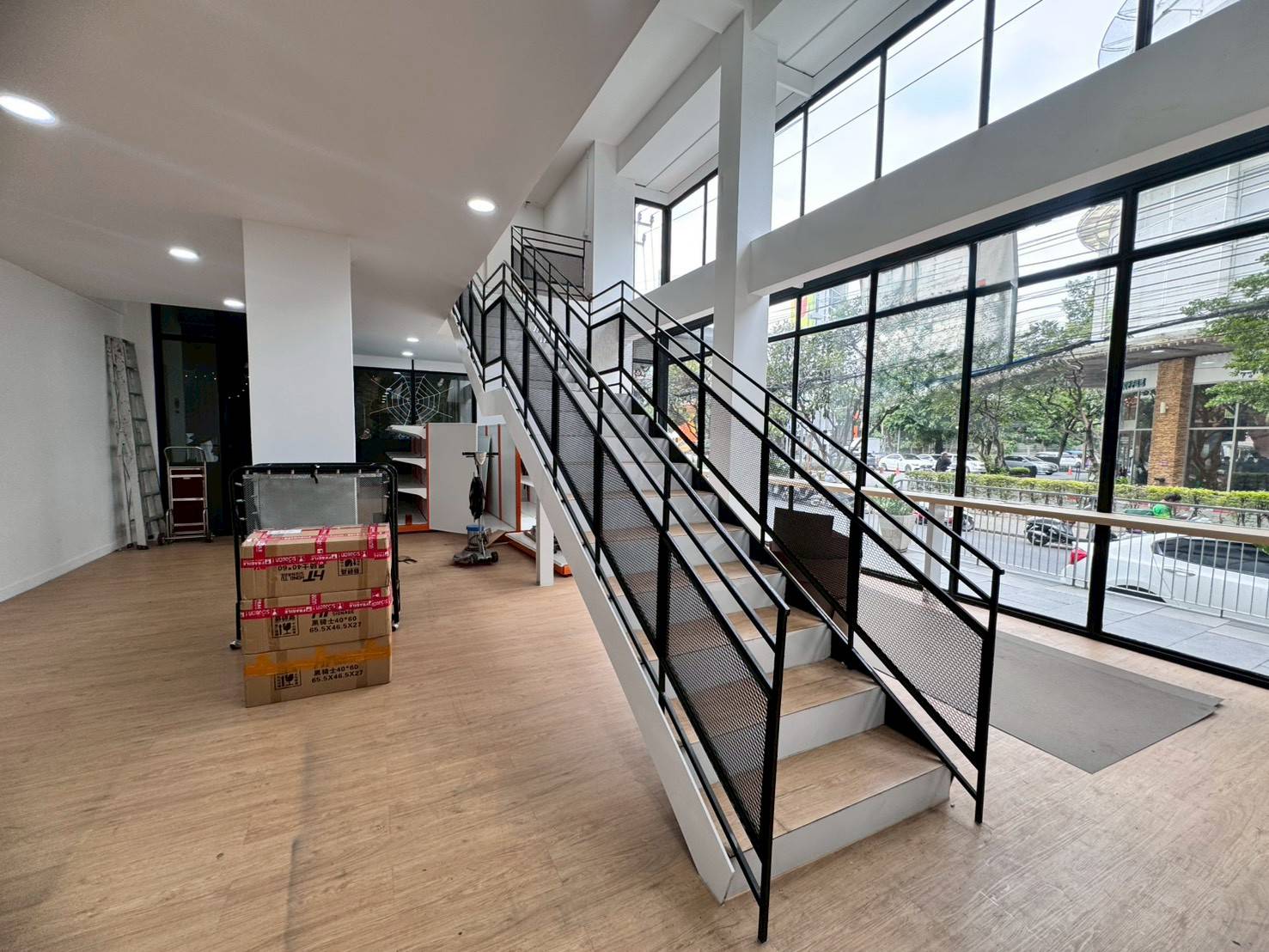 ให้เช่าพื้นที่ ชั้น 1 และชั้นลอย ทำเลเอกมัย ใกล้ BTS เอกมัย (N.1222)