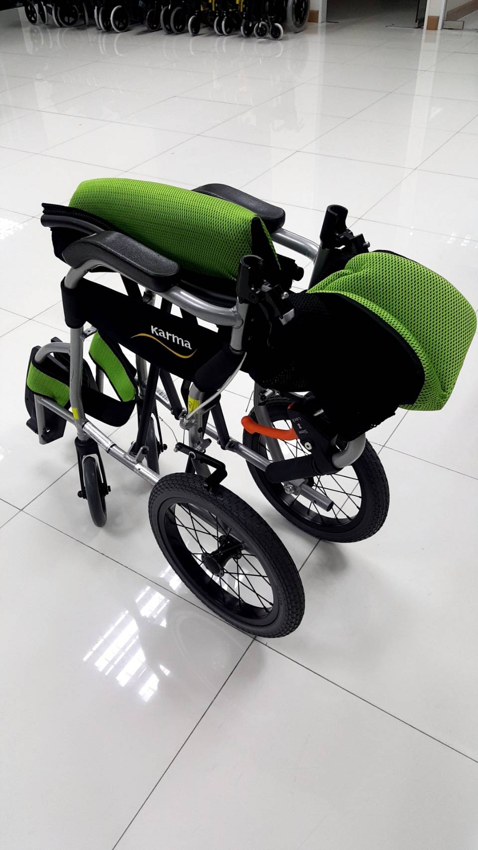 รถเข็นวีลแชร์น้ำหนักเบา อลูมินัมอัลลอยด์คาร์ม่า รุ่น Ergo Lite (WheelChair KARMA Ergo Lite) น้ำหนักเบาเพียง 8.5 กก. เบากว่าทุกรุ่นของคาร์ม่า พับได้ เหมาะสำหรับเดินทาง (รุ่นยอดนิยม)