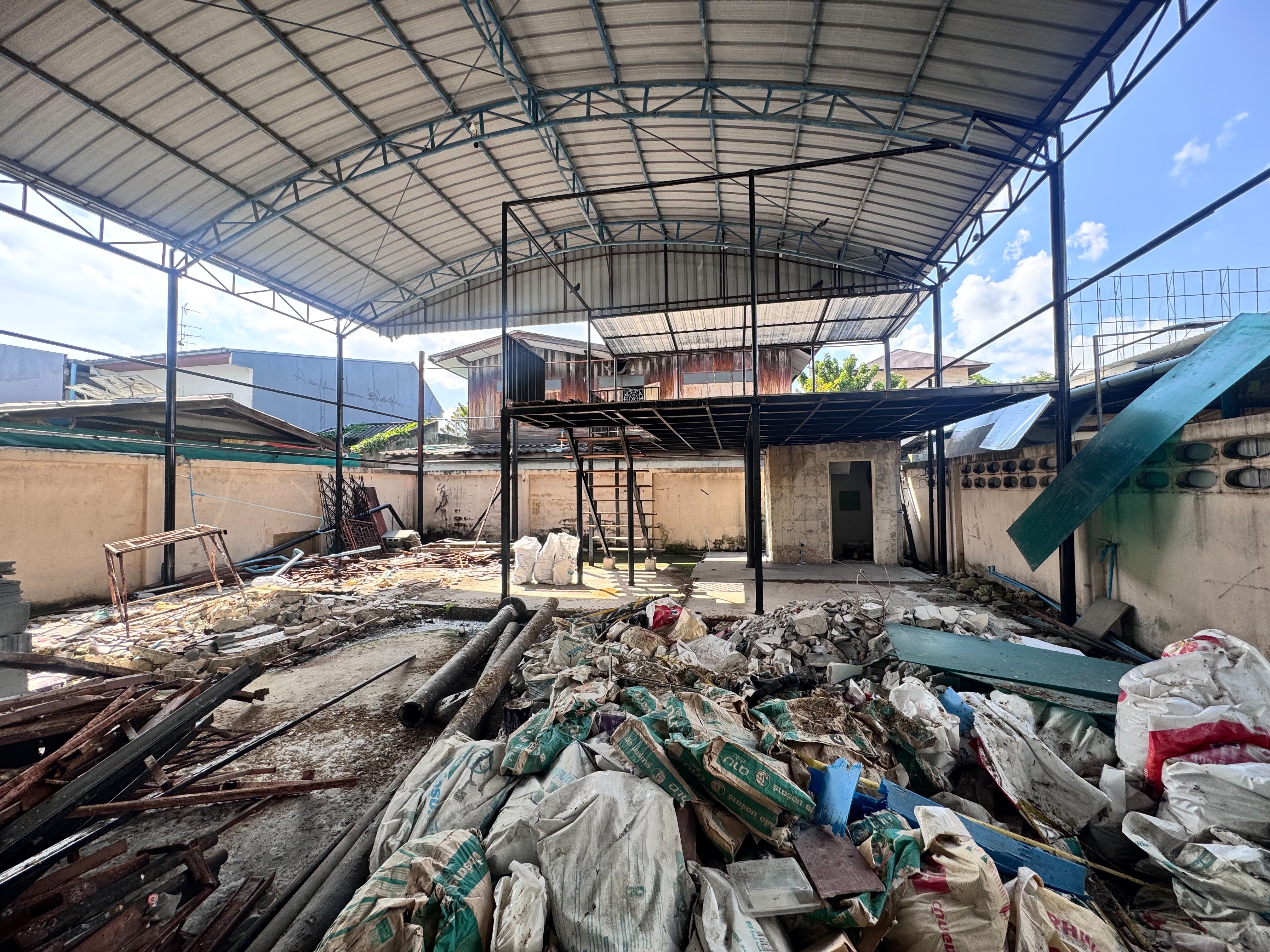 ให้เช่าโกดังซอยสุขุมวิท105 พื้นที่ 50 ตรว. โกดังลาซาล (N.1020)