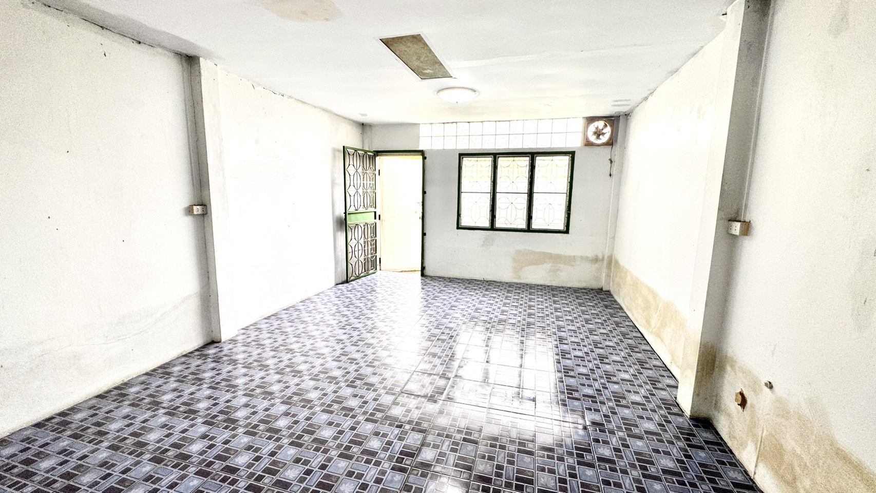 ขายอาคารพาณิชย์ 2.5 ชั้น หมู่บ้านบัวทองธานีพาร์ค บางบัวทอง 2ห้องนอน 2 ห้องน้ำ 20 ตารางวา นนทบุรีทำเลบางบัวทอง ราคา : 1,700,000 บาท