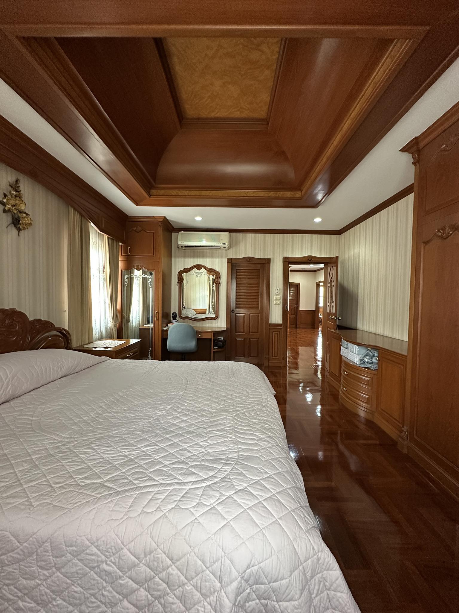 บ้านเดี่ยว ลดาวัลย์ ลากูน รังสิต ปทุมธาณี : Baan Ladawan Lakoon Rangsit คฤหาสน์เศรษฐี รอบล้อมด้วยเลคลากูน บ้านสวยพร้อมอยู่ บิวอินด้วยงานไม้สักทั้งหลัง พื้นที่ใช้สอยกว้างขวาง ตัวบ้านหันหน้าไปทางทิศใต้ ถนนกว้าง หลังบ้านวิวธรรมชาติร่มรื่นเงียบสงบ มีความเป็นส