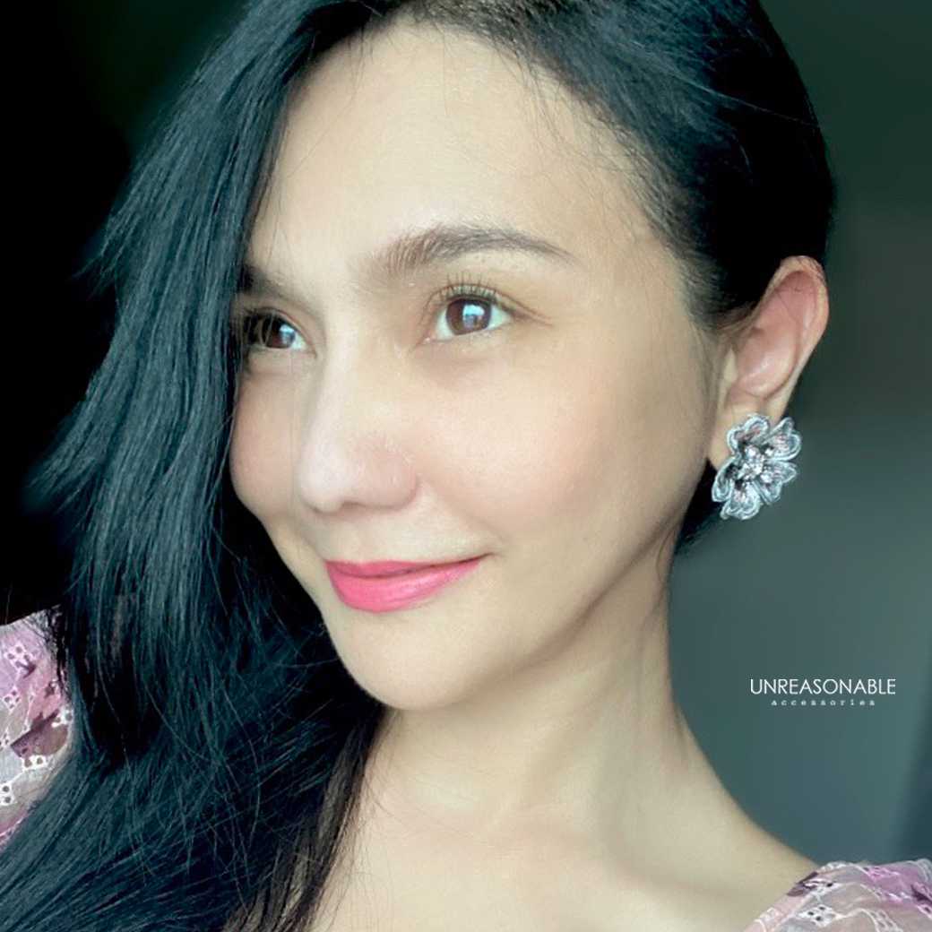 ต่างหูดอกไม้ สีเทา ต่างหูคลิป ต่างหูก้านเงินแท้ น้ำหนักเบา สวยใส่สบาย UA0653-04 Unreasonable Accessories