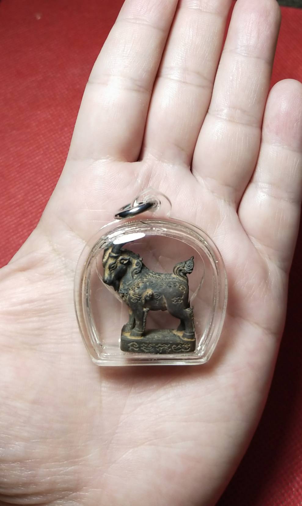 แพะมหาเสน่ห์ เนื้อนวะโลหะ รุ่นแรก หลวงปู่เจิม วัดหนองน้ำขุ่น จ.ระยอง ปี 2557 (เลี่ยมพลาสติกกันน้ำพร้อมใช้)