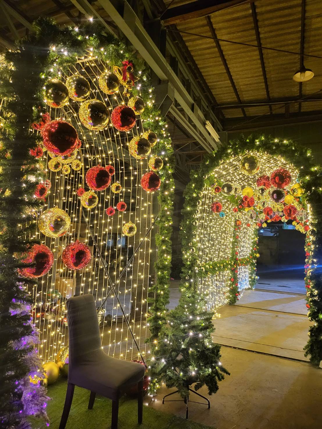 ซุ้มประดับงานเลี้ยงวันคริสต์มาสให้เช่า ตกแต่ง งานสังสรรค์ให้มีเฉดสีสันสดใส