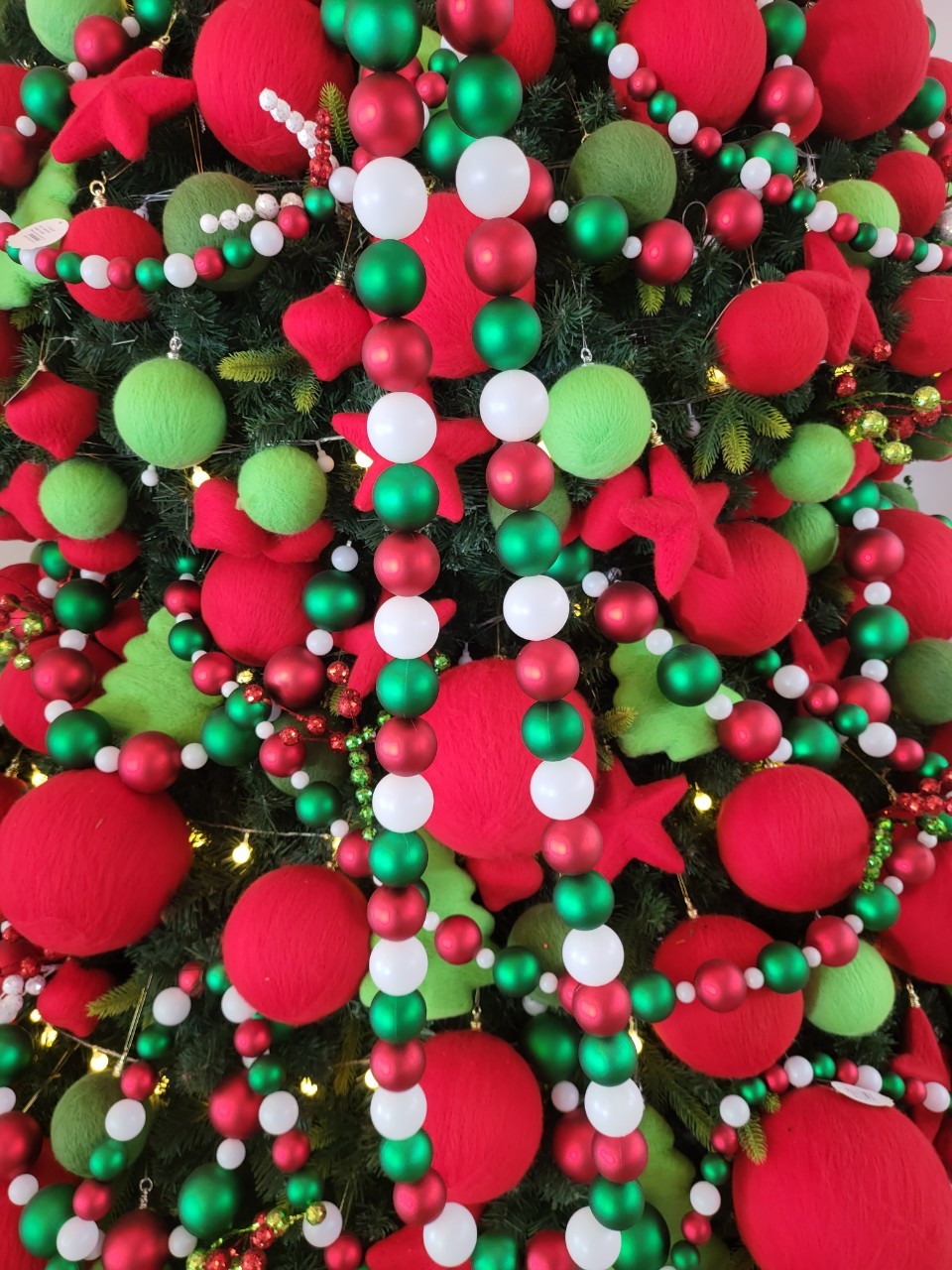 สร้อยบอลประดับธีมเขียวแดง ตัดสีขาว สนใจสอบถามรายละเอียดเพ่ิมเติมได้ที่ 0889689888 สารินยินดีบริการ