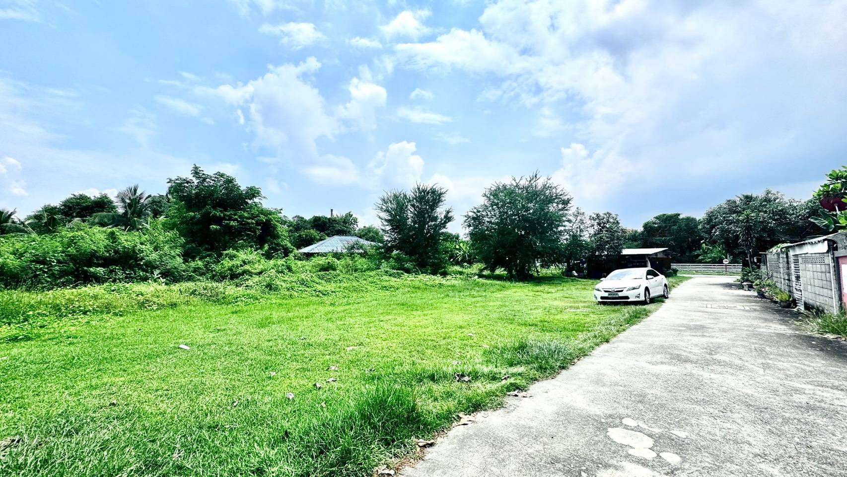 ขายที่ดิน ราชบุรี แปลงใหญ่ สำหรับสร้างหมู่บ้าน พื้นที่รวมประมาณ 4 ไร่ 3 งาน 39 ตารางวา ทำเลศักยภาพสูง 🚗 จุดเด่นของที่ดิน ✅ ติดถนน 3 ด้าน เข้า-ออกได้หลายทาง ✅ ติดคลองชลประทาน บรรยากาศร่มรื่น ลมดีตลอดปี ✅ รายล้อมด้วย ชุมชน โรงเ