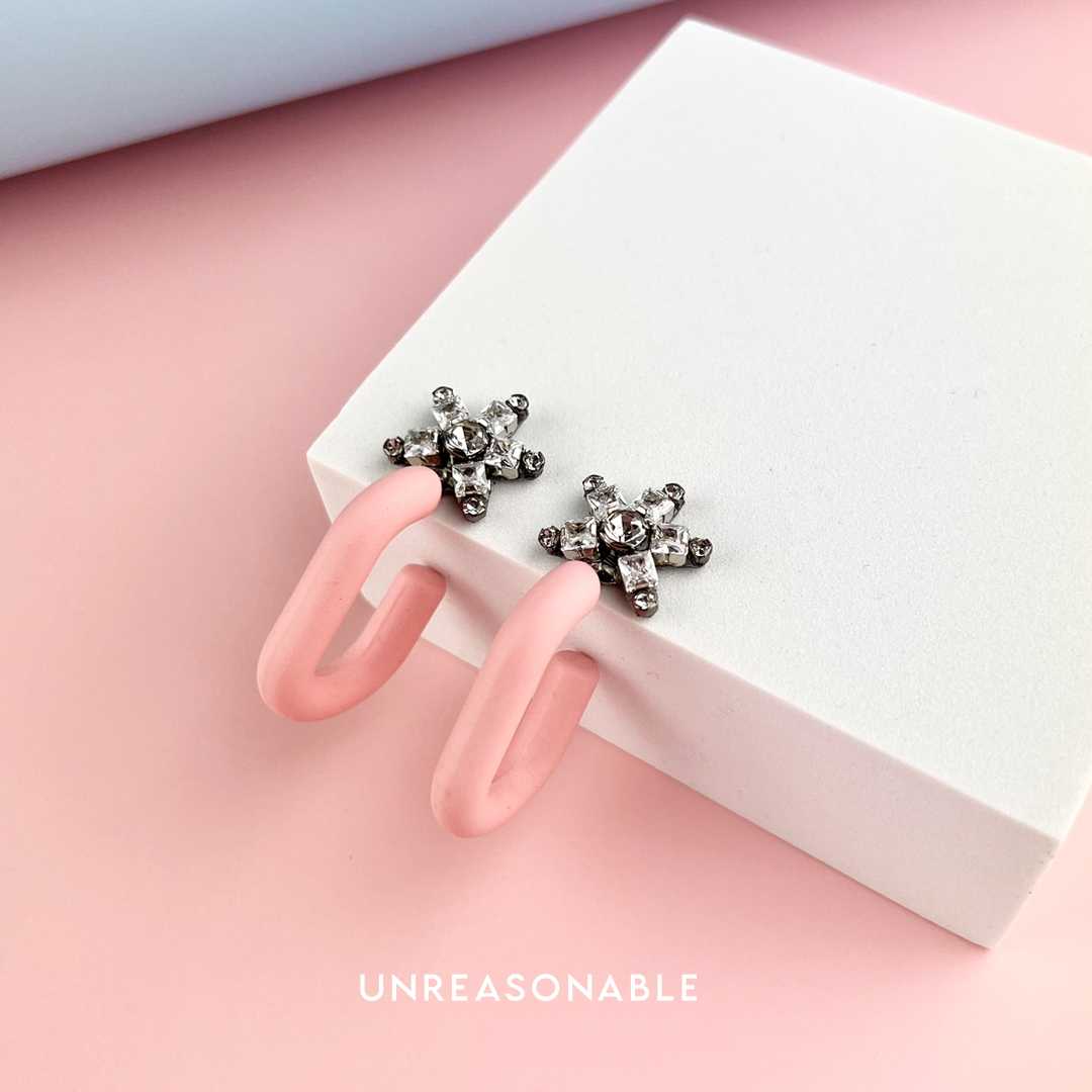 ต่างหู สีชมพู ต่างหูคลิป ต่างหูก้านเงินแท้ น้ำหนักเบา UA0830-01 Unreasonable Accessories