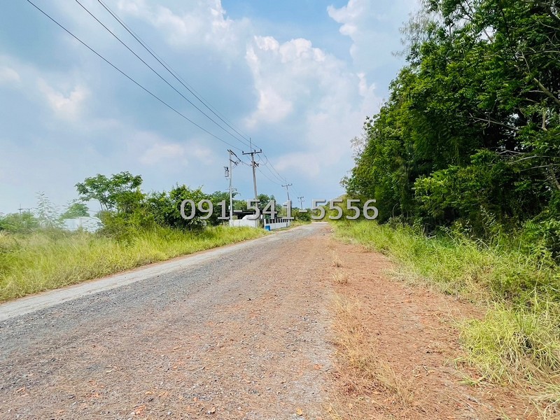 ขายที่ดิน 1 แปลง ริมถนน รูปสี่เหลี่ยมผืนผ้า สนามกอล์ลำลูกกา คันทรี่คลับ รวม 2-0-1 ไร่ กล้หมู่บ้านและร้านค้ามากมาย