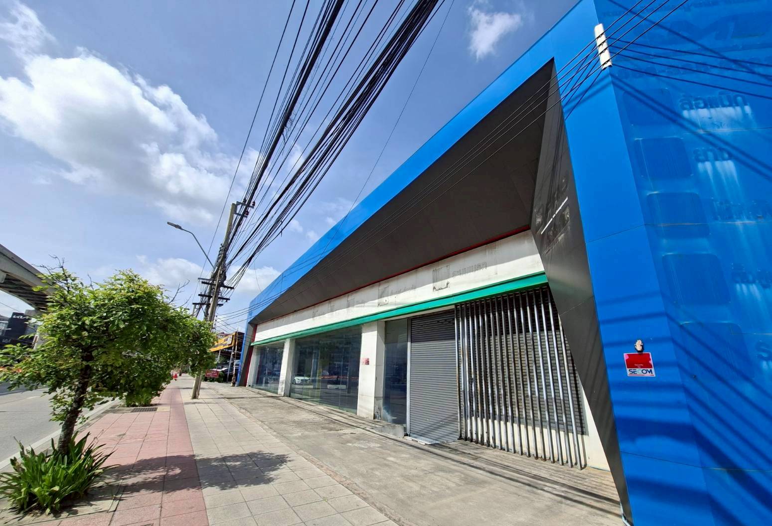 ให้เช่าโชว์รูม 1 ชั้น + ชั้นลอย ทำเลดี ติดถนนศรีนครินทร์ (N.1749)