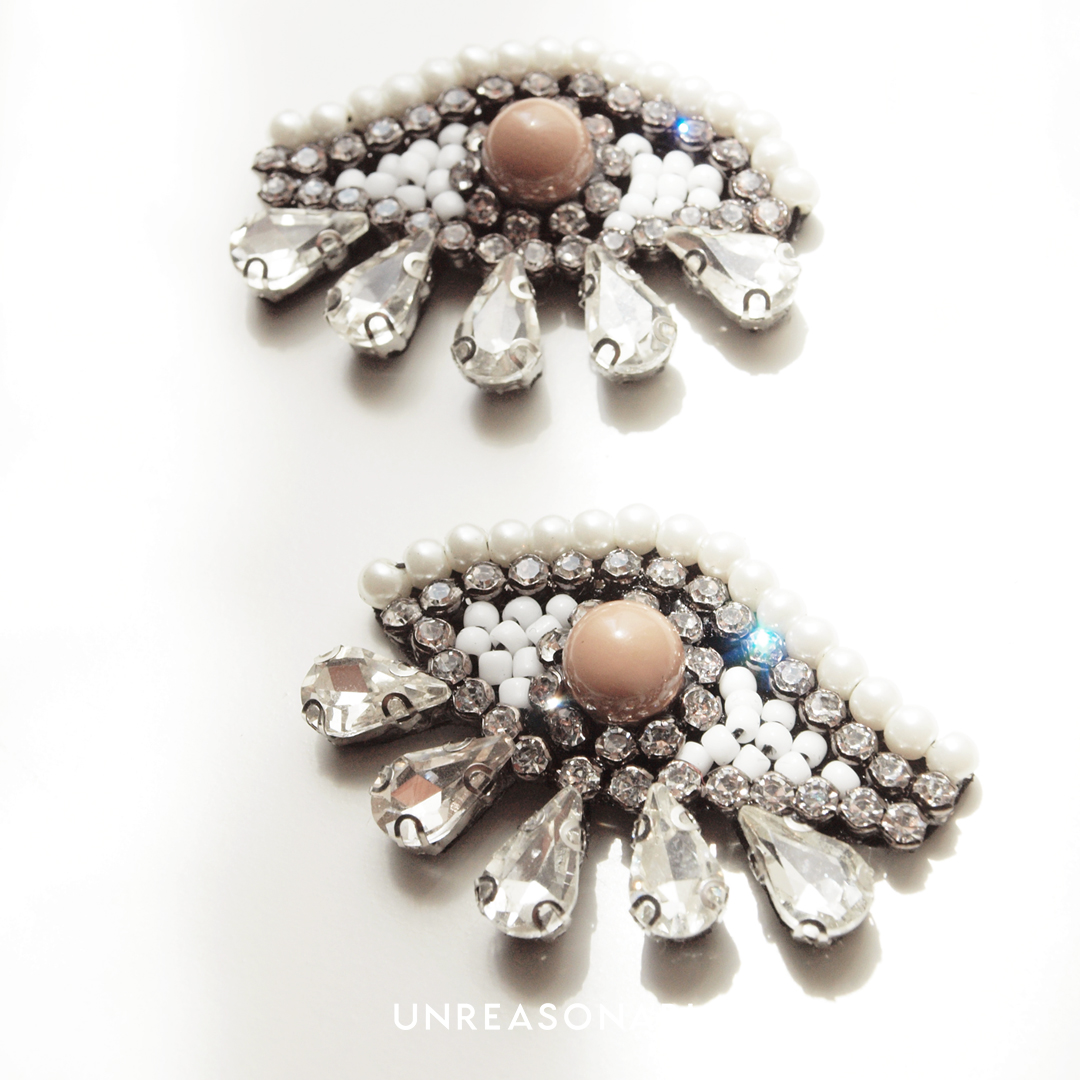 ต่างหูรูปดวงตา สีนูด ต่างหูคลิป ต่างหูก้านเงินแท้ น้ำหนักเบา UA0891-02 Unreasonable Accessories