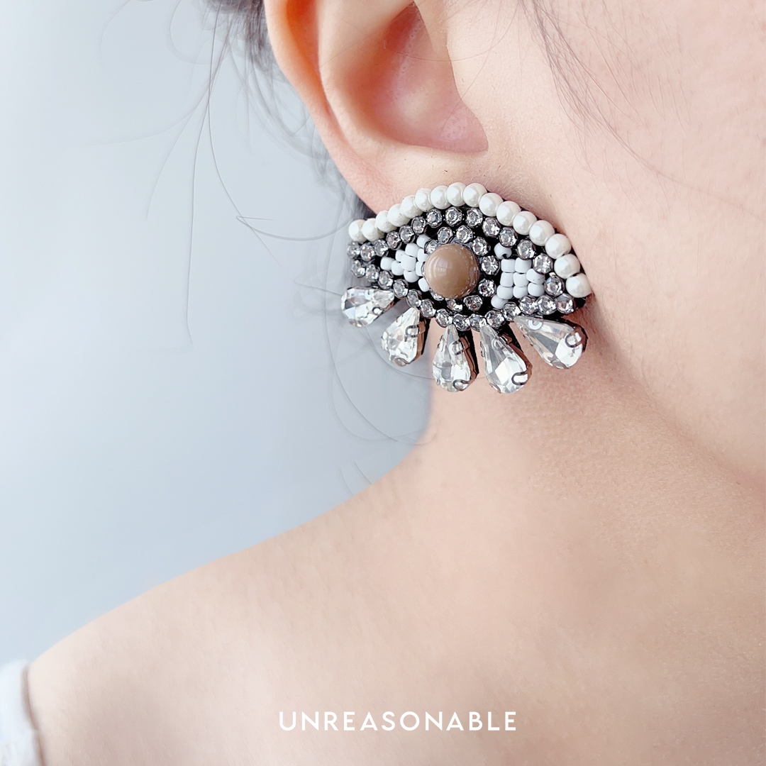 ต่างหูรูปดวงตา สีนูด ต่างหูคลิป ต่างหูก้านเงินแท้ น้ำหนักเบา UA0891-02 Unreasonable Accessories