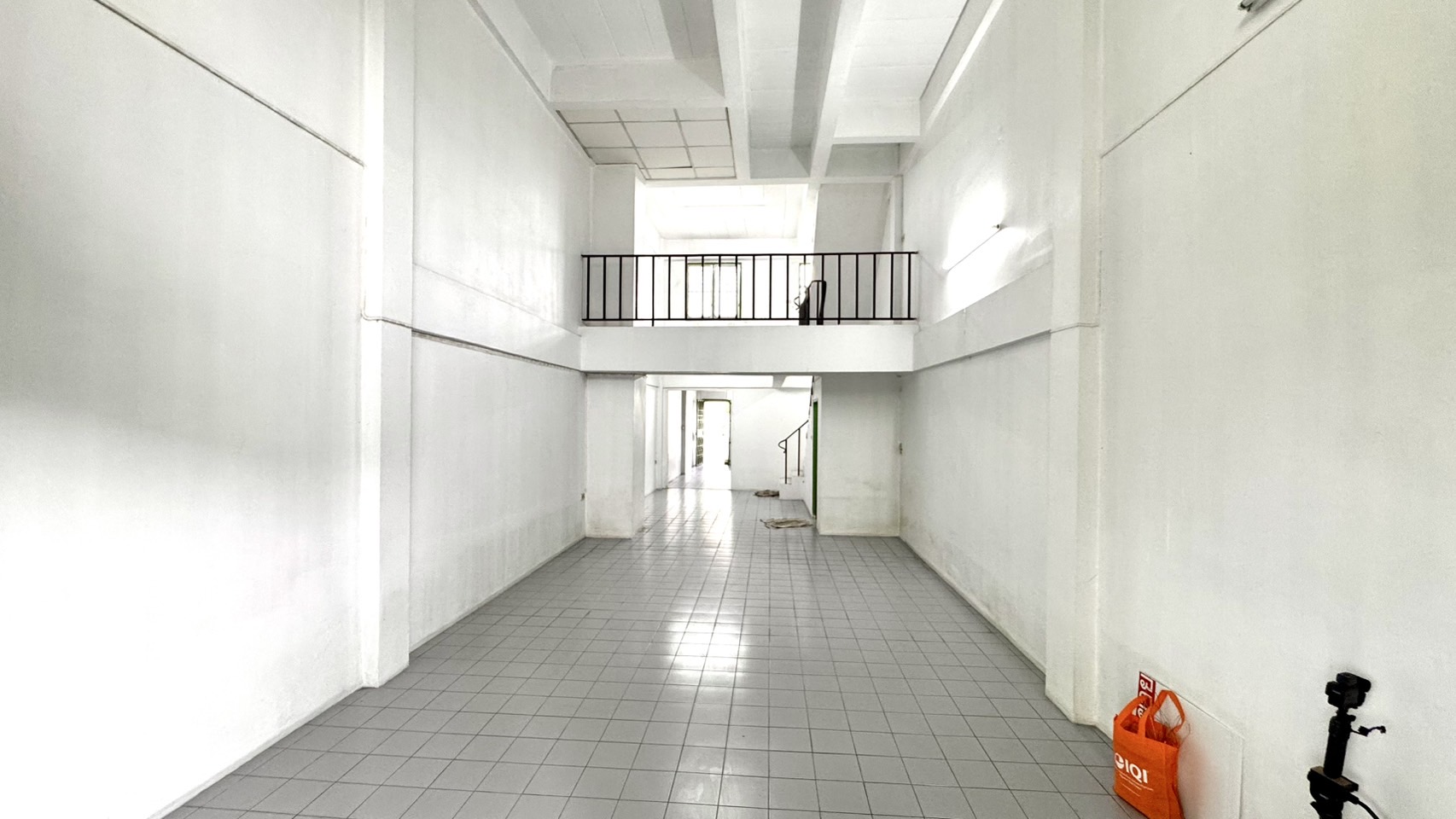 ขายอาคารพาณิชย์ 2.5 ชั้น หมู่บ้านบัวทองธานีพาร์ค บางบัวทอง 2ห้องนอน 2 ห้องน้ำ 20 ตารางวา นนทบุรีทำเลบางบัวทอง ราคา : 1,700,000 บาท