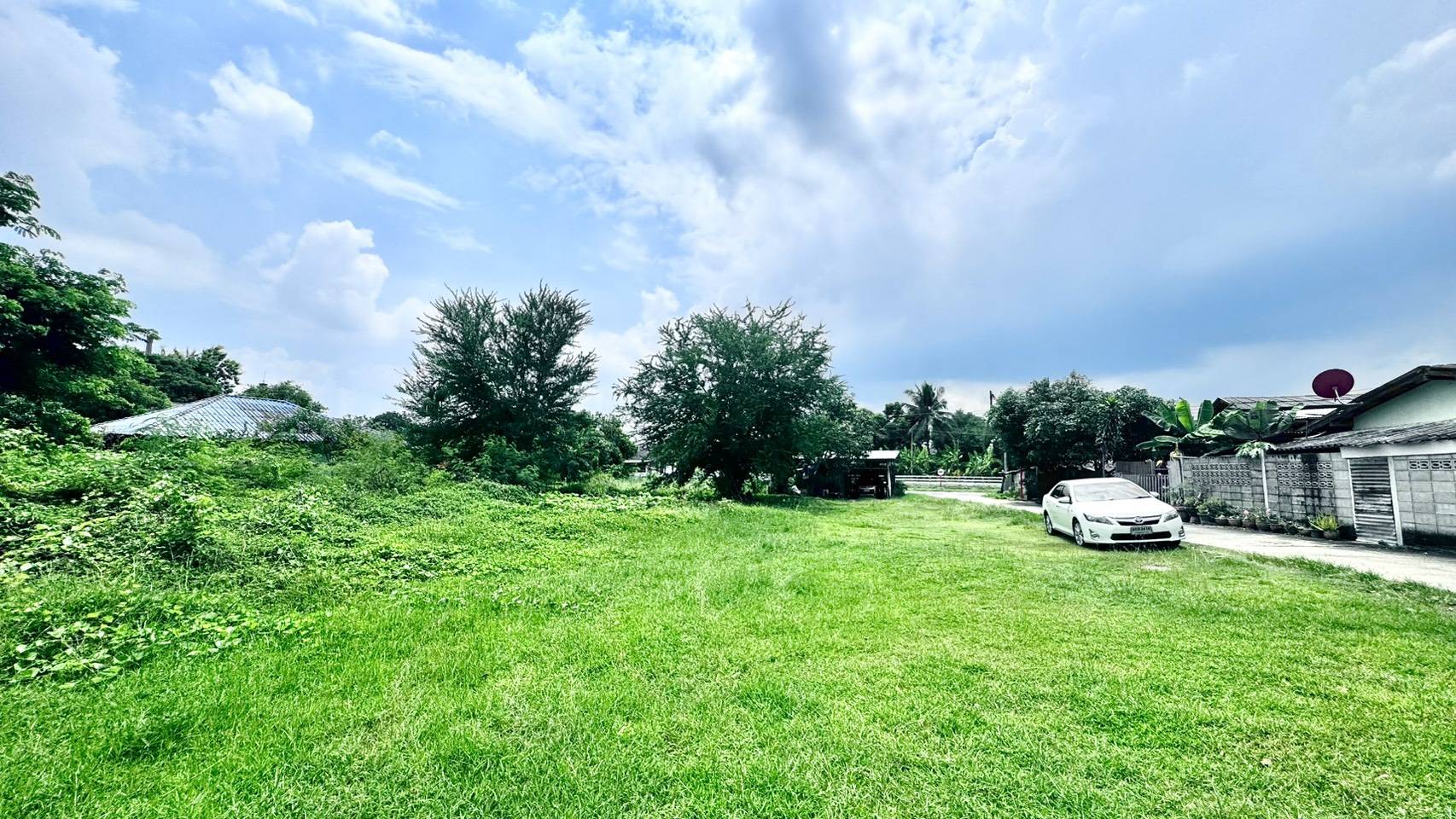 ขายที่ดิน ราชบุรี แปลงใหญ่ สำหรับสร้างหมู่บ้าน พื้นที่รวมประมาณ 4 ไร่ 3 งาน 39 ตารางวา ทำเลศักยภาพสูง 🚗 จุดเด่นของที่ดิน ✅ ติดถนน 3 ด้าน เข้า-ออกได้หลายทาง ✅ ติดคลองชลประทาน บรรยากาศร่มรื่น ลมดีตลอดปี ✅ รายล้อมด้วย ชุมชน โรงเ