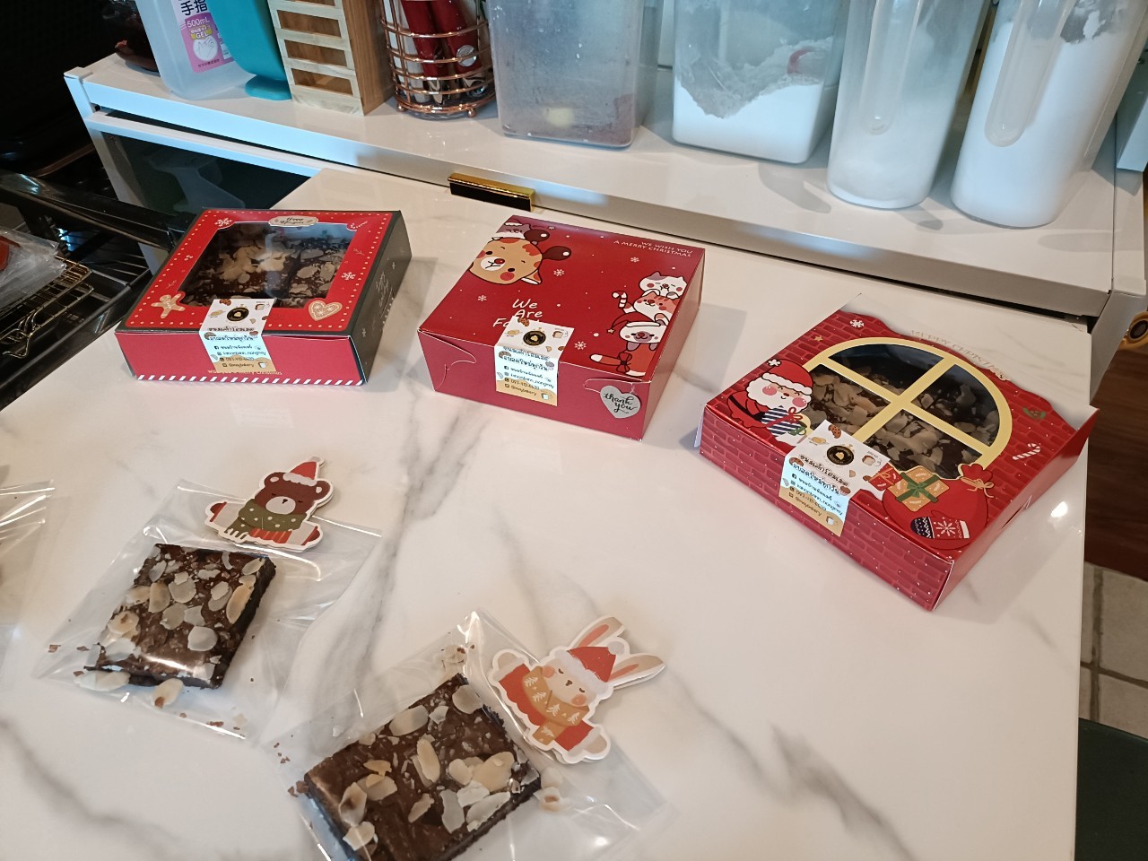 บราวนี่แพคเกจคริสมาสต์ ตกแต่งด้วยอัลมอนด์สไลด์ กล่องละ4ชิ้น ทำจากชอคโกแลตแท้57.9%/ขายแยกชิ้น