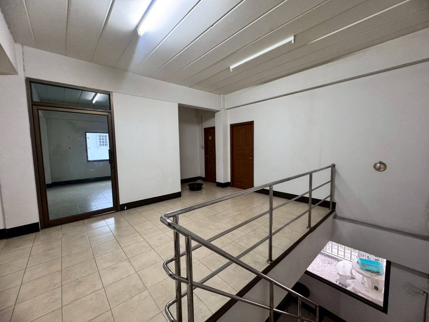 ให้เช่าอาคารพาณิชย์หลังมุม 2 คูหา 4 ชั้น ถนนอุดมสุข ทำเลดี (N.1865)