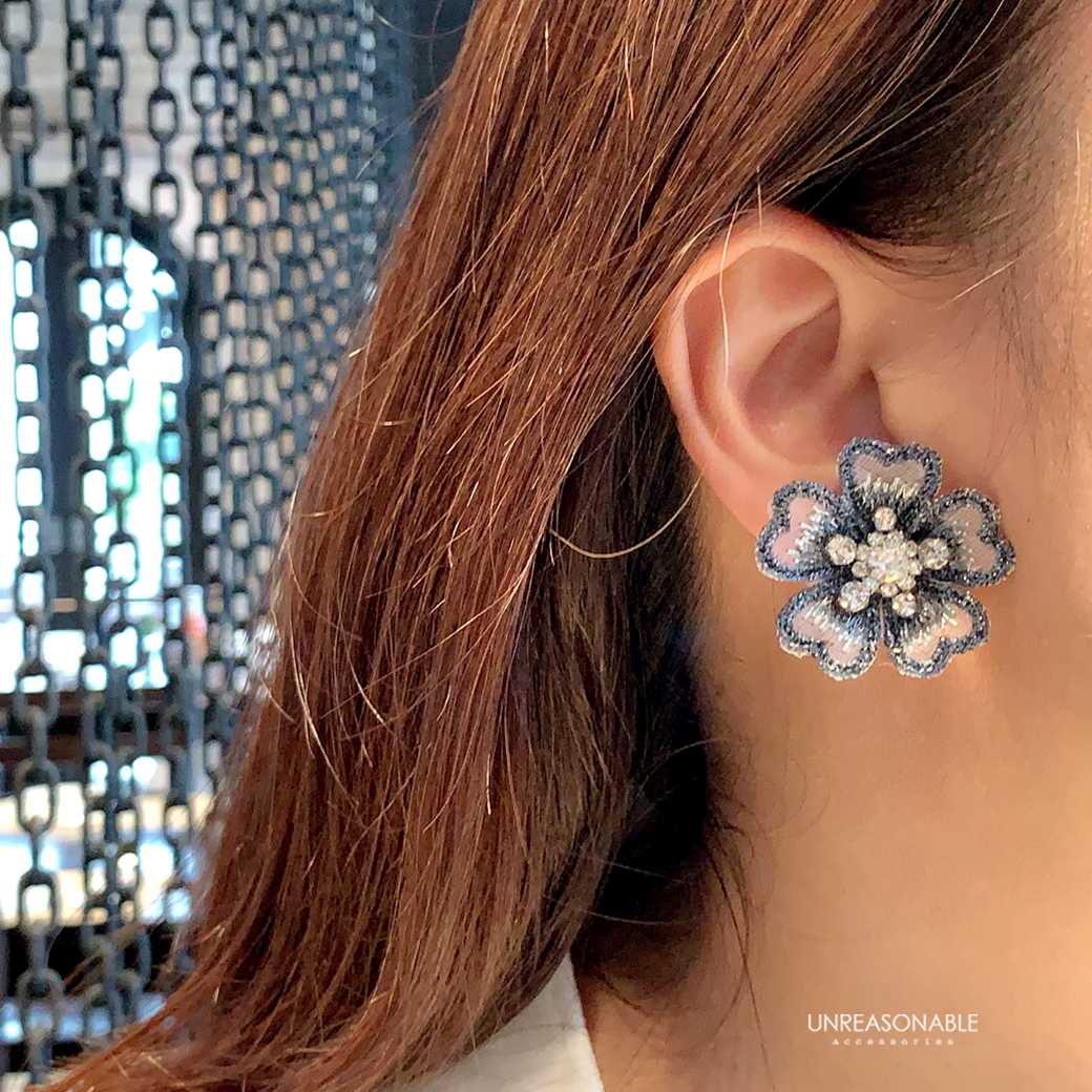 ต่างหูดอกไม้ สีน้ำเงิน ต่างหูคลิป ต่างหูก้านเงินแท้ น้ำหนักเบา สวยใส่สบาย UA0653-02 Unreasonable Accessories