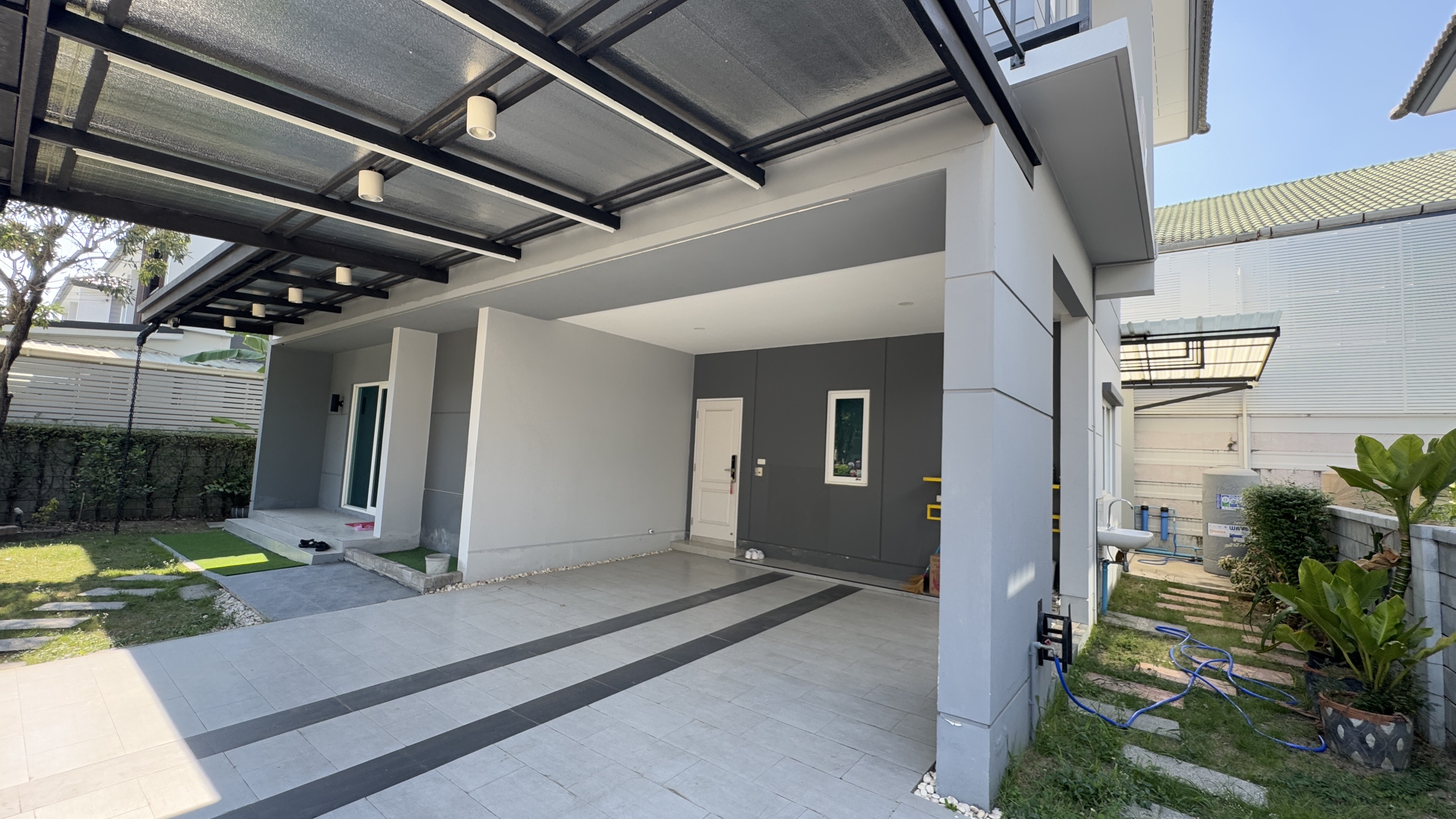 ขาย บ้านเดี่ยว 2 ชั้น พื้นที่ 55.8 ตร.ว. Centro bangna Wongwaen (หมู่บ้านเซนโทร บางนา-วงแหวน) ทำเลศักยภาพ: ตั้งอยู่ในซอยเฉลิมพระเกียรติ 30 เชื่อมต่อถนนศรีนครินทร์ บางนา และวงแหวนกาญจนาฯ ใกล้ทางด่วนบูรพาวิถี สะดวกในการเดินทางทั้งเข้าเมืองและออกนอกเมือง