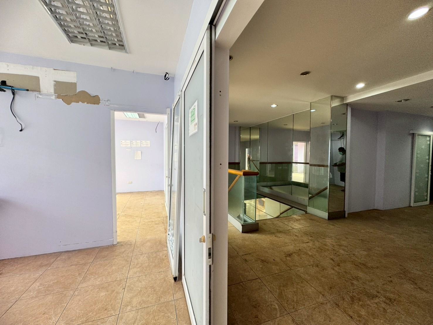 ให้เช่าพื้นที่สำนักงาน ชั้น 1 และชั้นลอย อาคารโล่งสวย ติดถนนรามคำแหง (N.1920)