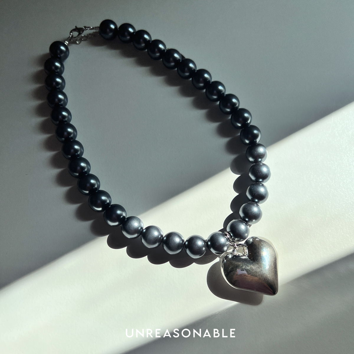 สร้อยคอมุกแก้ว สีเทาเข้ม ขนาด 12 mm. จี้หัวใจสีเงิน ถอดได้ UA0958-01 Unreasonable Accessories