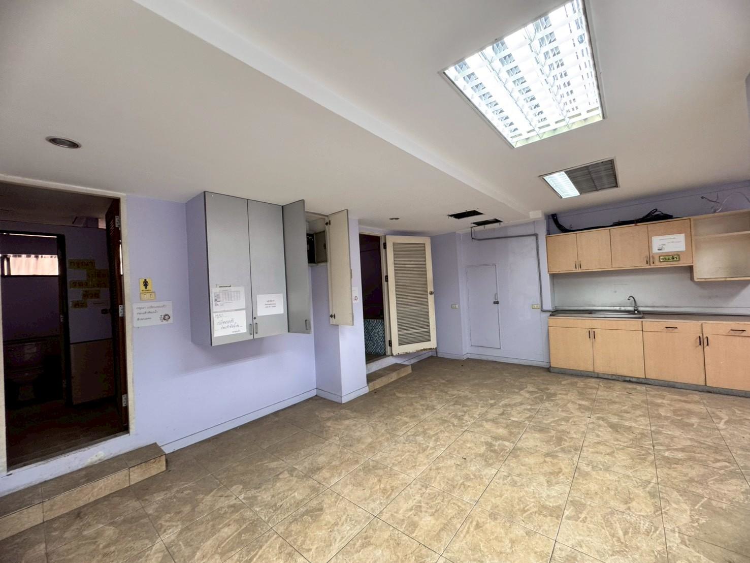 ให้เช่าพื้นที่สำนักงาน ชั้น 1 และชั้นลอย อาคารโล่งสวย ติดถนนรามคำแหง (N.1920)