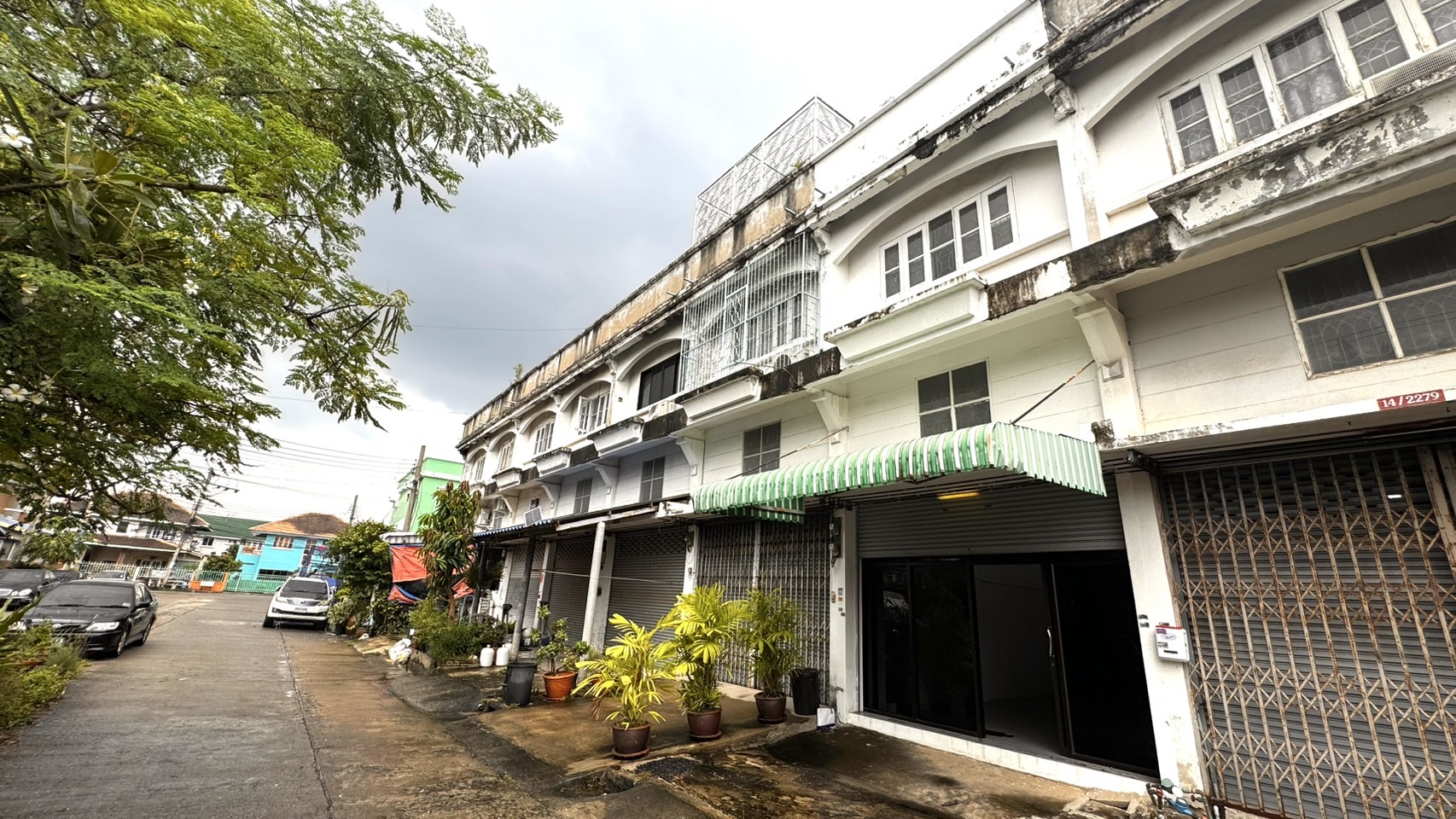 ขายอาคารพาณิชย์ 2.5 ชั้น หมู่บ้านบัวทองธานีพาร์ค บางบัวทอง 2ห้องนอน 2 ห้องน้ำ 20 ตารางวา นนทบุรีทำเลบางบัวทอง ราคา : 1,700,000 บาท