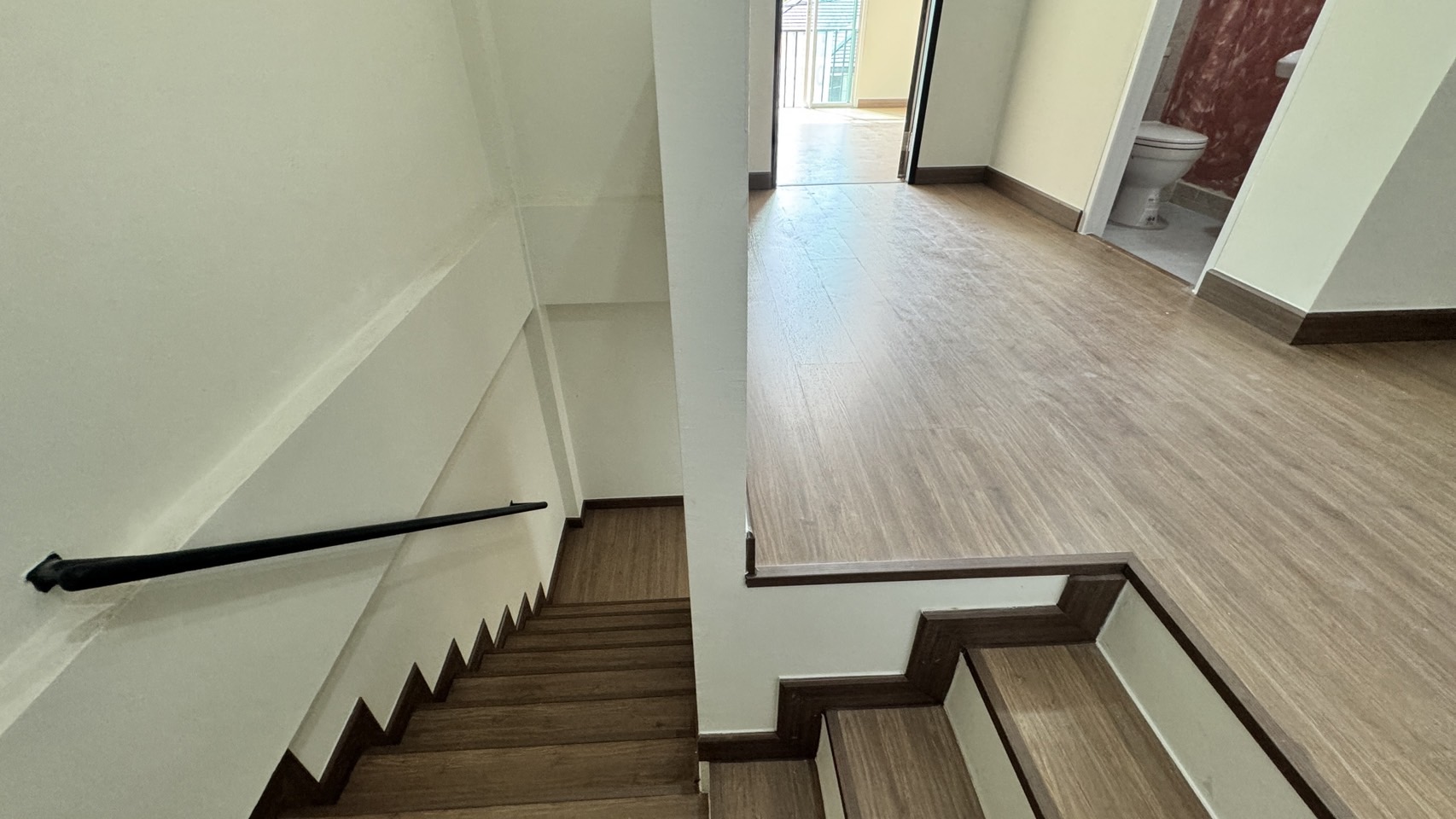 ให้เช่า/ขายอาคารพาณิชย์ตึกใหม่ (ไม่เคยอยู่) 3 ชั้น สไตล์ทาวน์โฮม ลำลูกกาคลอง 4 รังสิต ปทุมธานี ตัวอาคารเย็นสบาย - ขนาด 22.3 ตร.วา กว้าง 4 เมตร ลึก 18 เมตร - 4 ห้องนอน 3 ห้องน้ำ