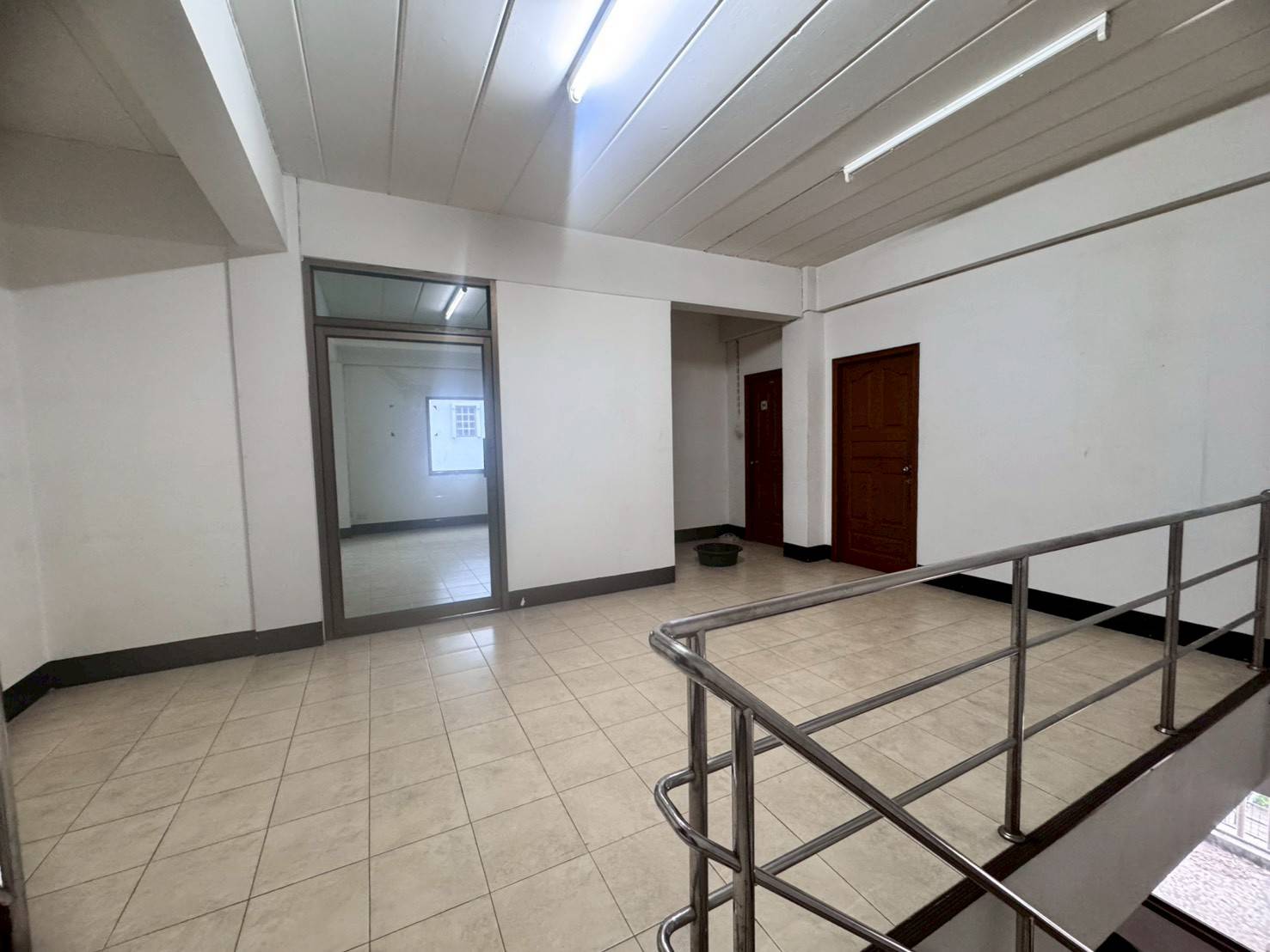 ให้เช่าอาคารพาณิชย์หลังมุม 2 คูหา 4 ชั้น ถนนอุดมสุข ทำเลดี (N.1865)