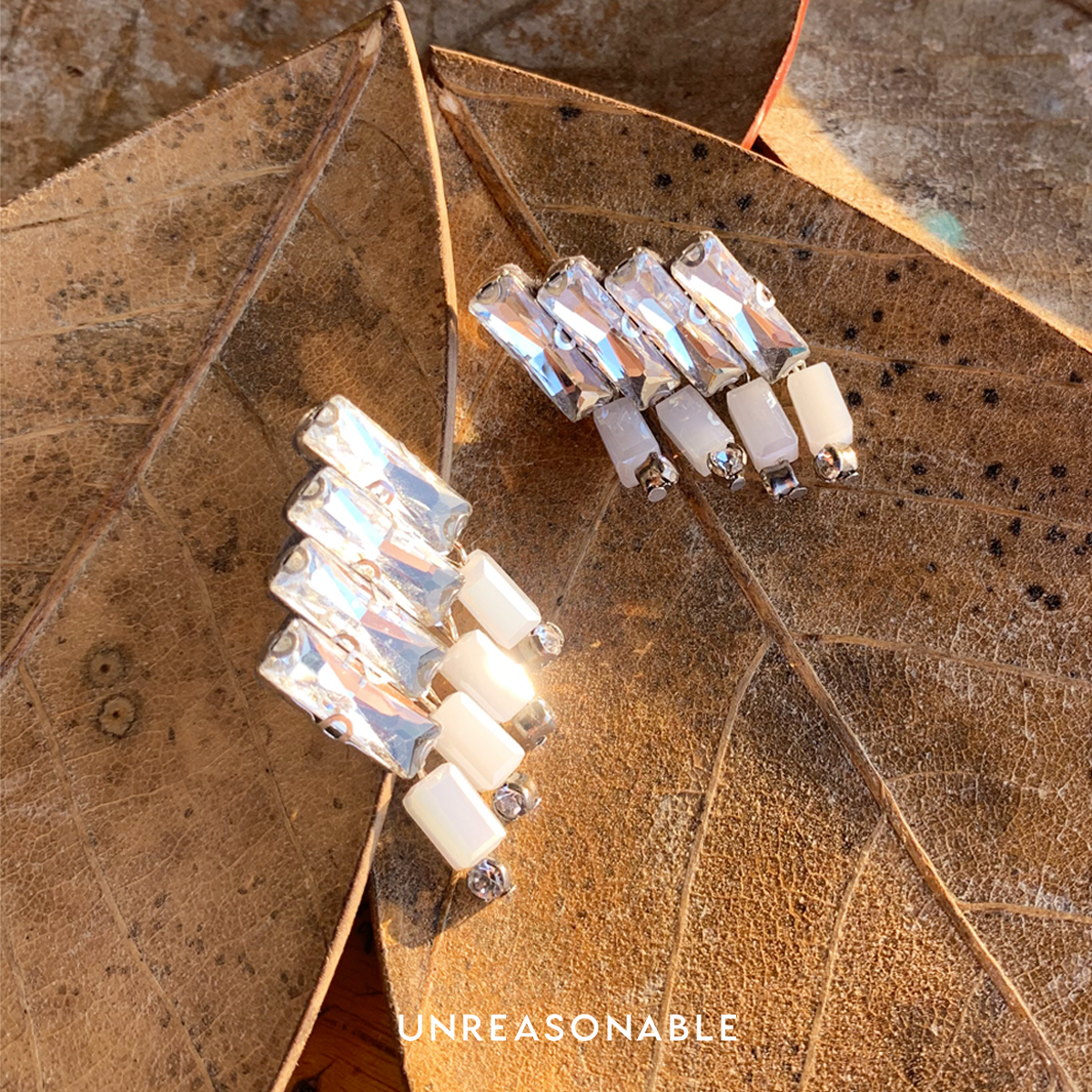 ต่างหู สีขาว ต่างหูคลิป ต่างหูก้านเงินแท้ น้ำหนักเบา สวยใส่สบาย UA0581-01 Unreasonable Accessories