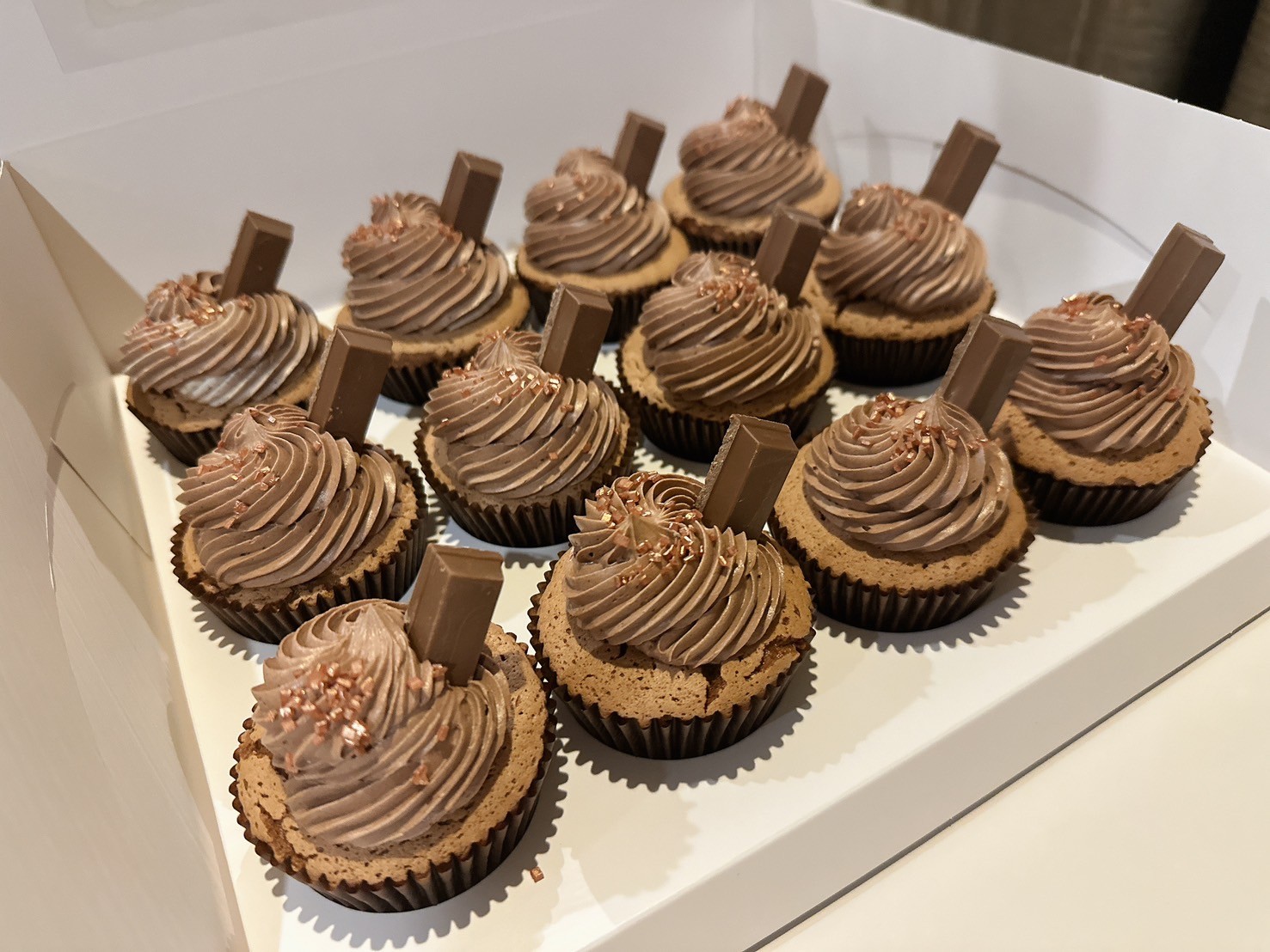 คัพเค้กหลากรส ตกแต่งหน้าโอริโอ้ สตอเบอร์รี่ นูเทลล่า ชอคโกแลตคิทแคท กล่องละ 12ชิ้น