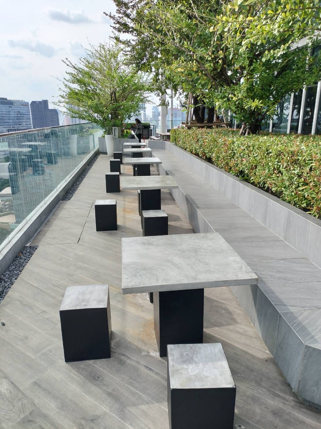 ชุดโต๊ะสนามปูนสไตล์โมเดิร์น ชุด3ที่นั่ง งานแฮนด์เมด ปัดสีด้วยมือสุดปราณีต