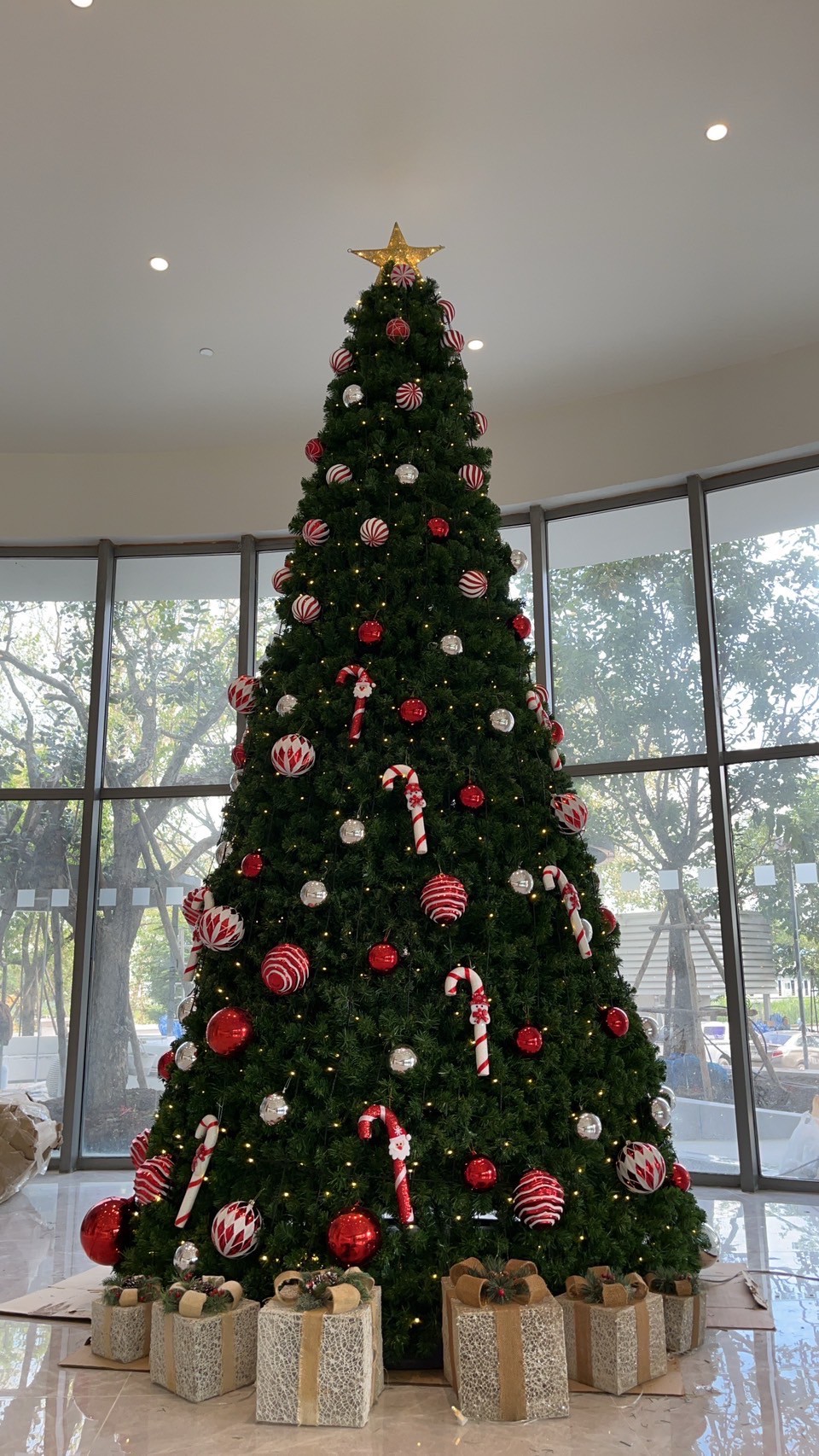 ลูกบอลคริสต์มาสลายทางสีขาวแดงกากเพชร 8.5 ซม.