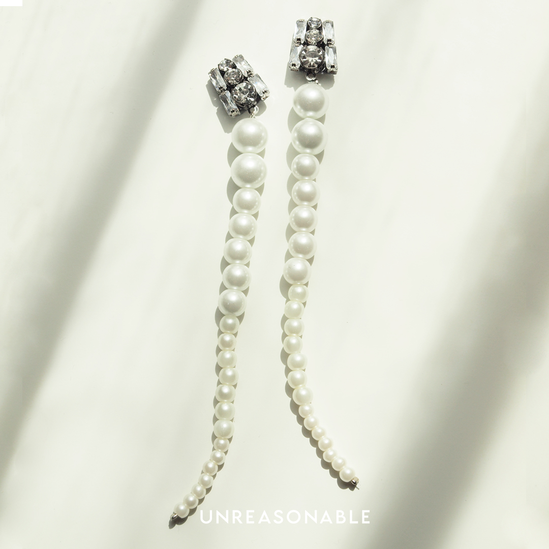 ต่างหูมุกยาว สีขาวมุก ต่างหูคลิป ต่างหูก้านเงินแท้ น้ำหนักเบา สวยใส่สบาย UA0921-01 Unreasonable Accessories