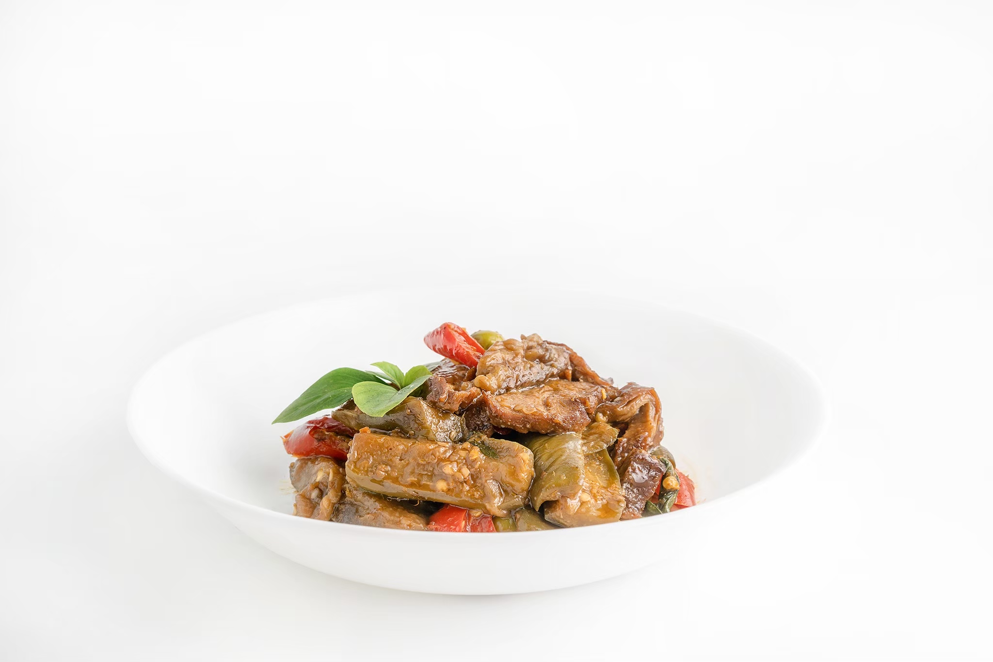 ผัดเป็ดเป็ดย่างเจ (Stir fried vegan roasted duckless with red curry paste)