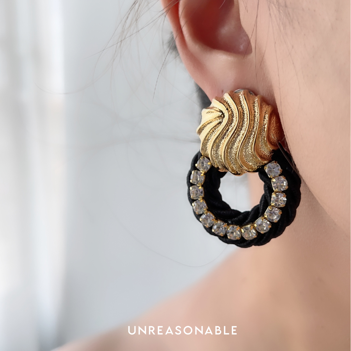 ต่างหูสีทอง+เชือกสีดำ ต่างหูคลิป ต่างหูก้านเงินแท้ น้ำหนักเบา UA0947-01 Unreasonable Accessories