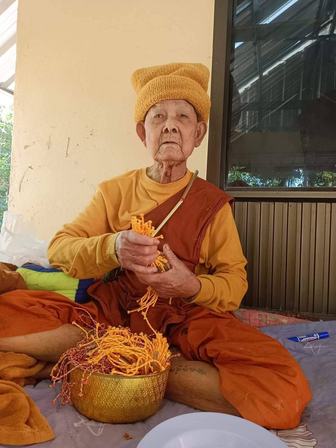 ตะกรุดข้อมือ กันผี กันเขี้ยว จารมือ (ตะกรุดผู้เฒ่ากันปอบ) หลวงปู่สิงห์โต สำนักสงฆ์ป่าทรงธรรม จ.อุบลราชธานี